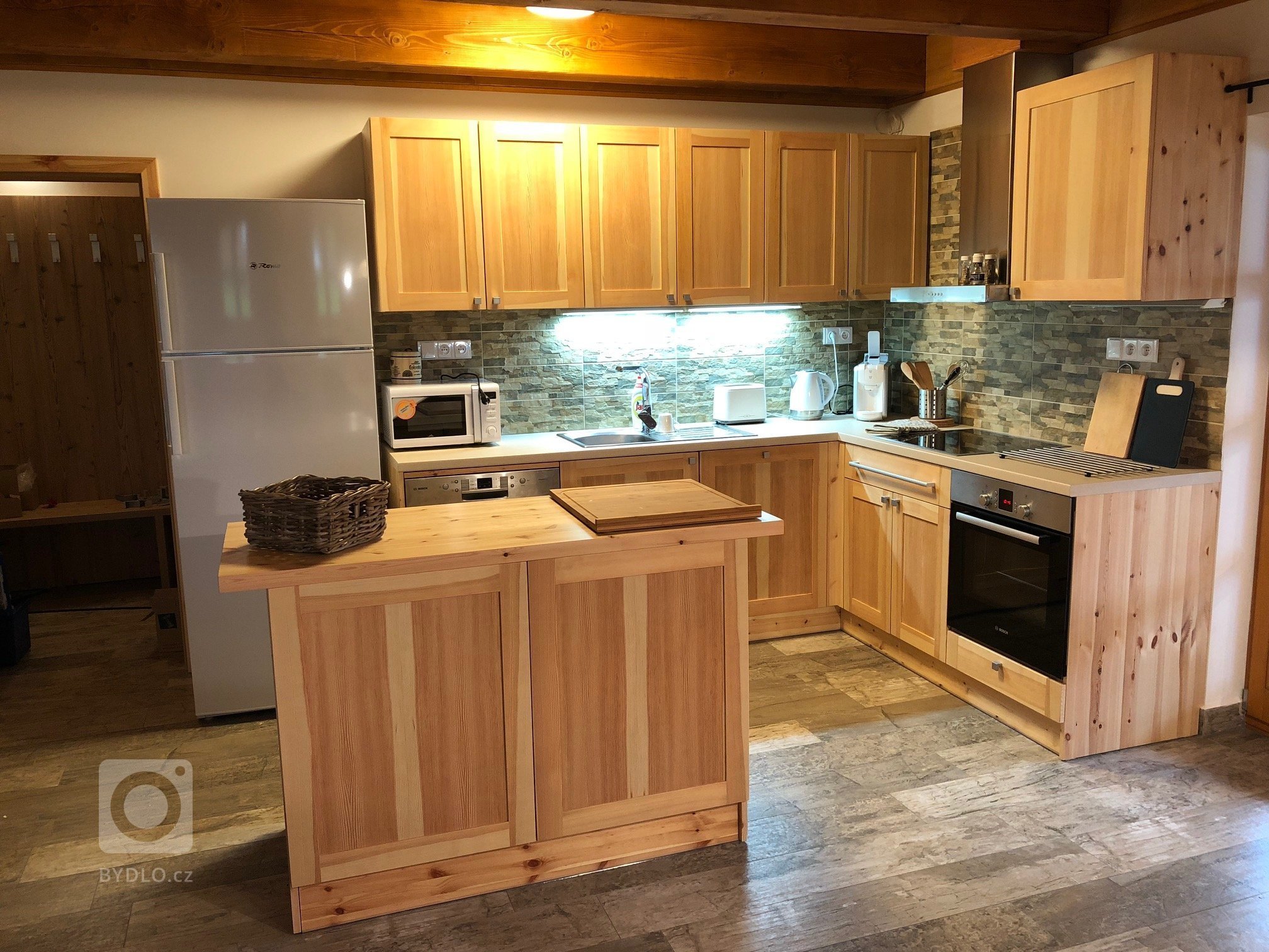 Kuchyňská linka z masivní borovice