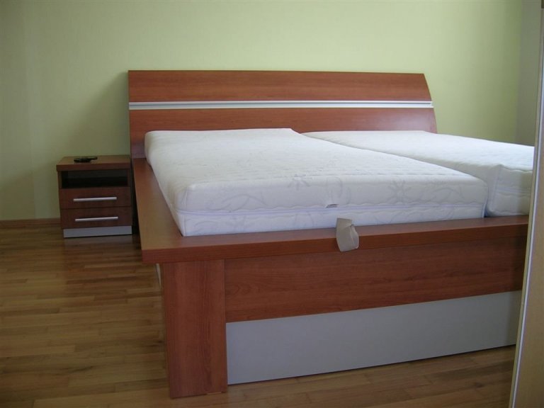 ložnice s postelí na míru