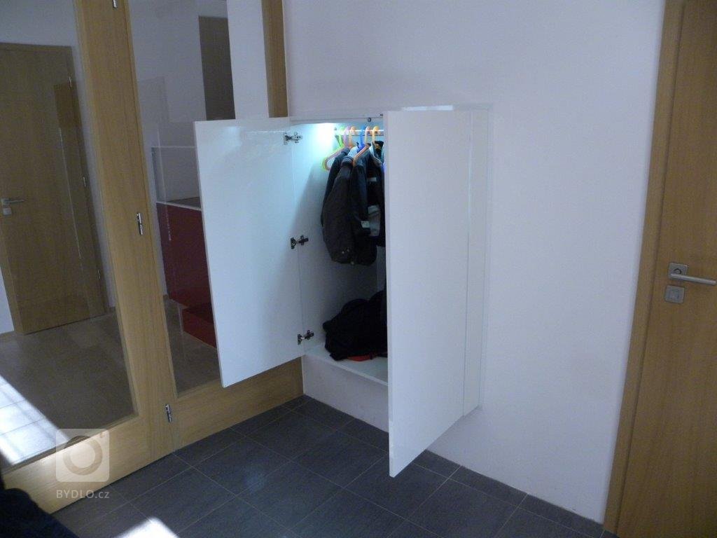 Vestavěná stěna do chodby v provedení bílý vysoký lesk
