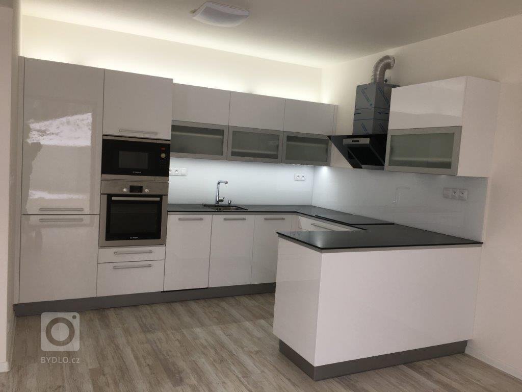 kuchyňská linka ve vysokém lesku s pracovní deskou z technistonu&nbsp;
