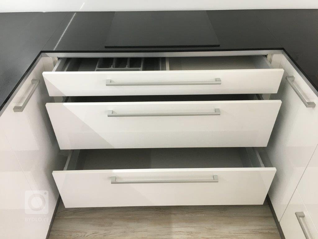 kuchyňská linka ve vysokém lesku s pracovní deskou z technistonu&nbsp;
