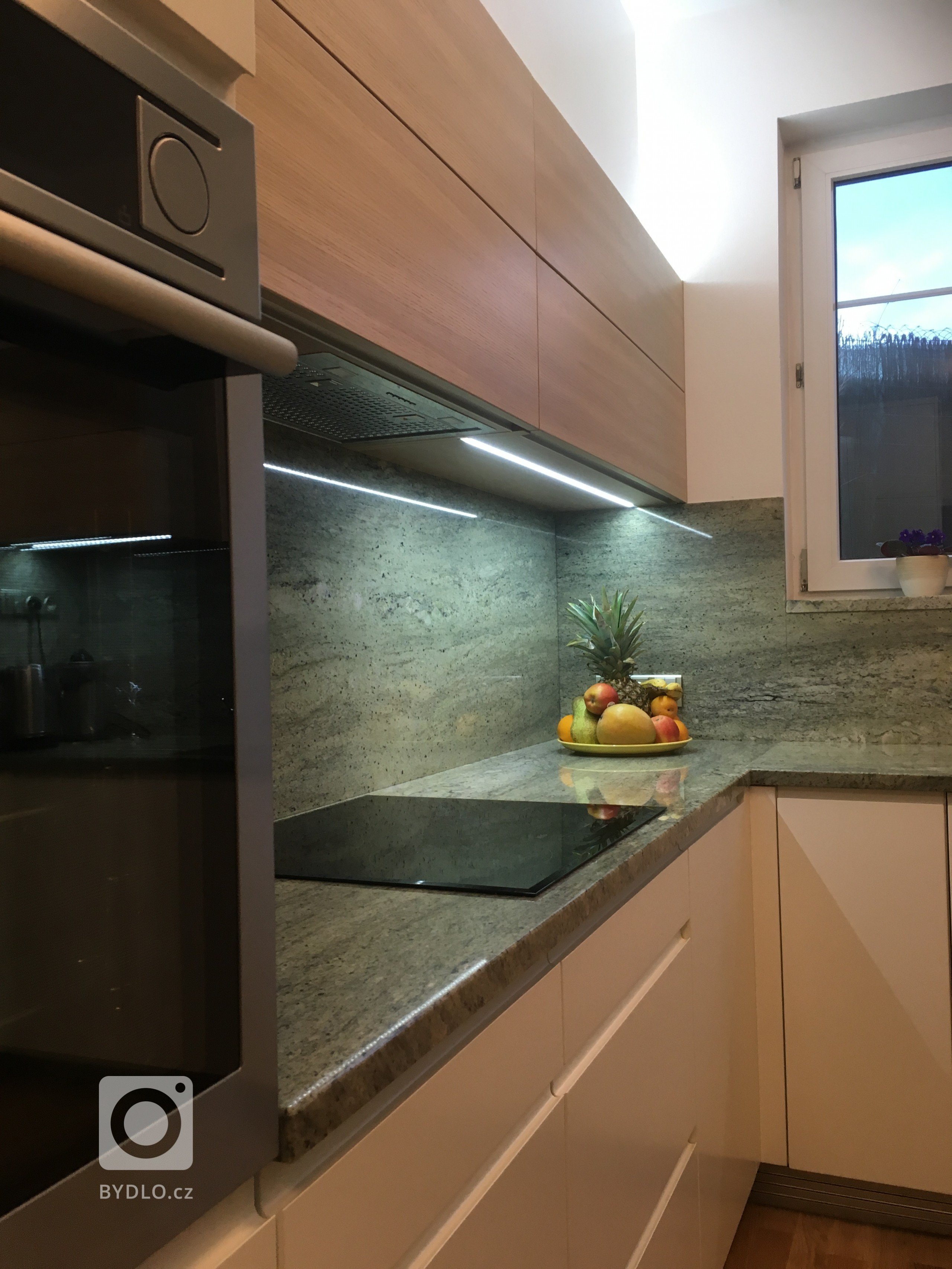 Kuchyňská linka se žulovou deskou