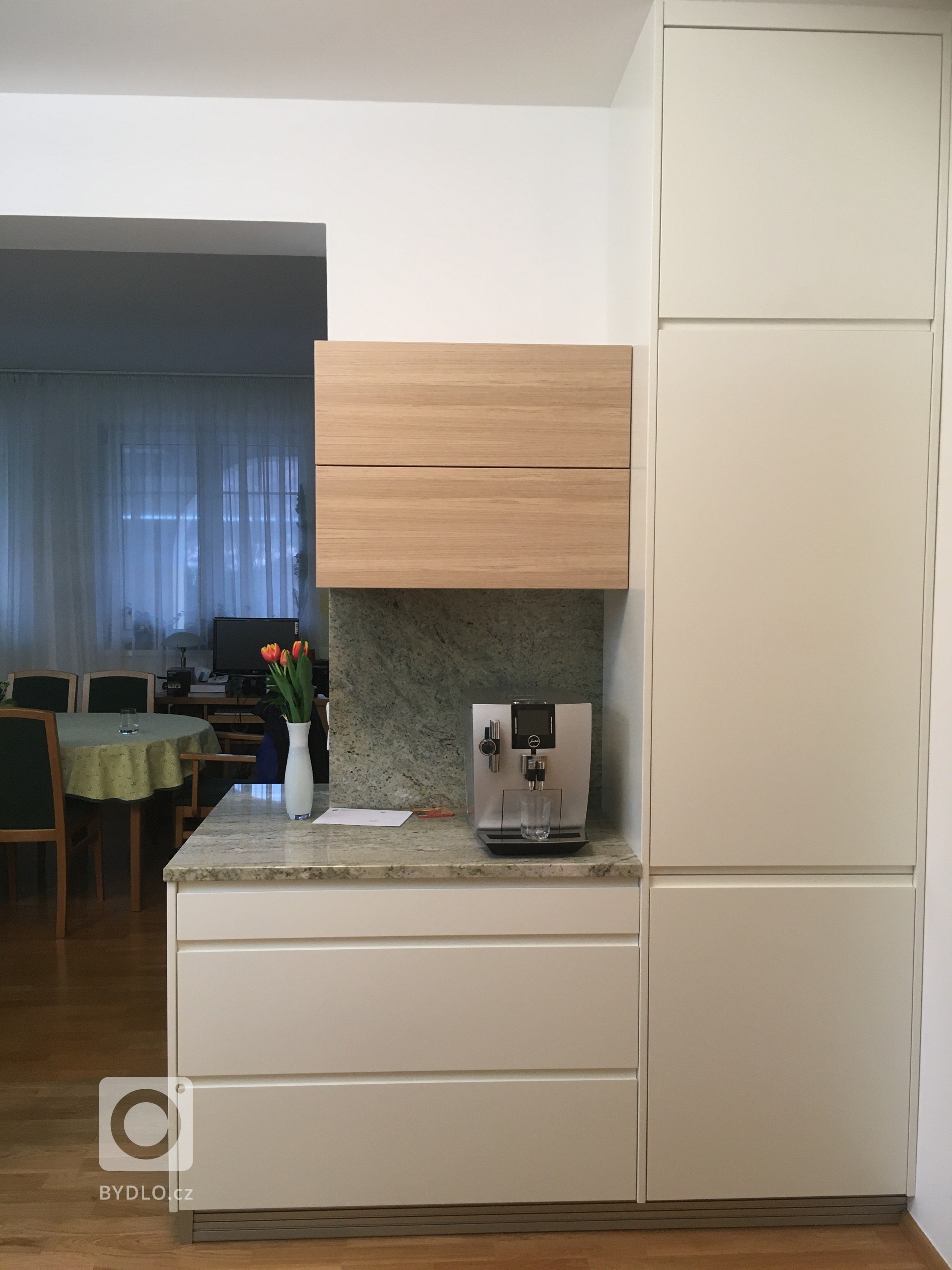 Kuchyňská linka se žulovou deskou