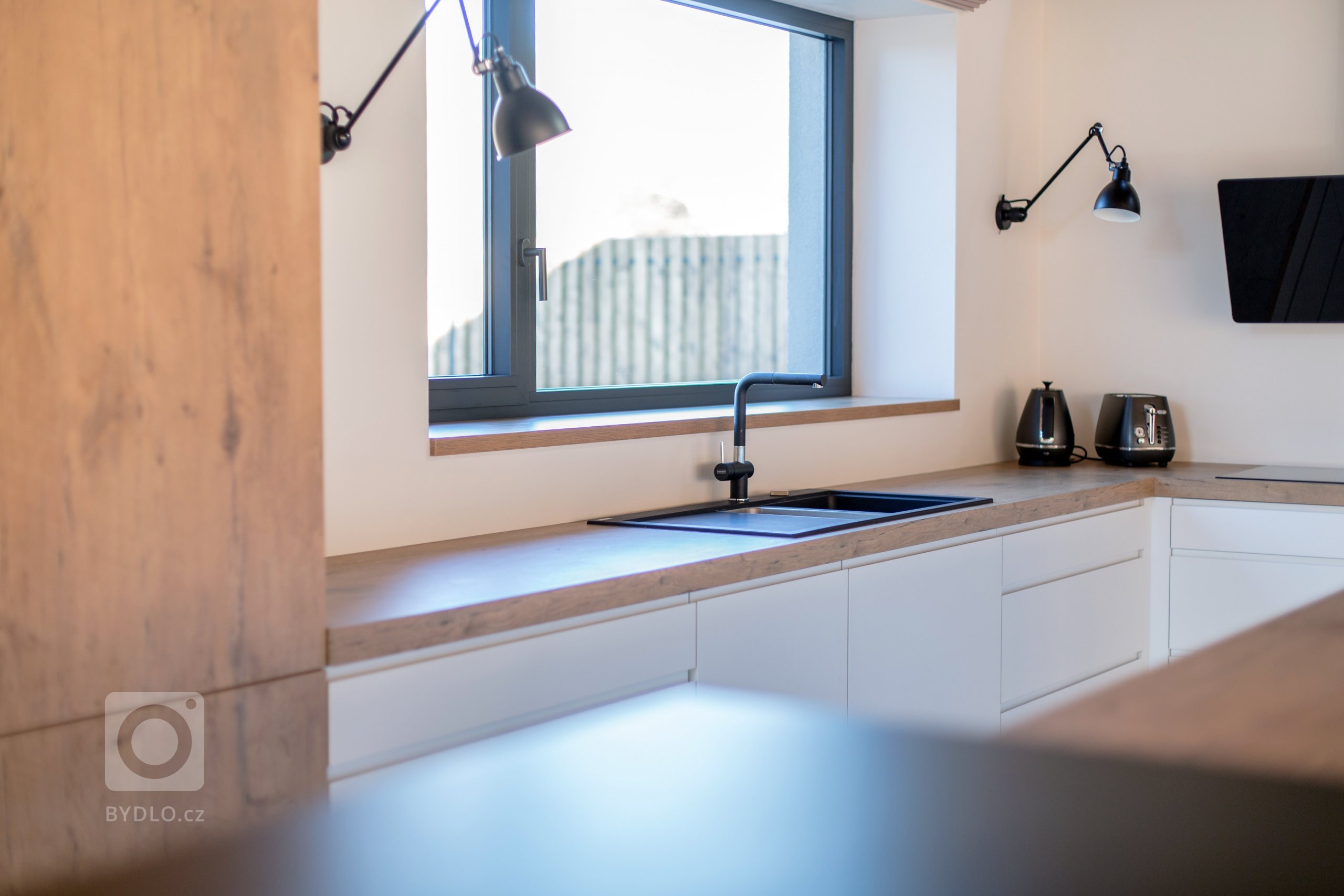 Tenhle útulný a moderní rodinný dům si zasloužil pořádnou kuchyň propracovanou do detailu. Klientka si vysnila velkou a praktickou kuchyň a tu jsem ji splnila.…