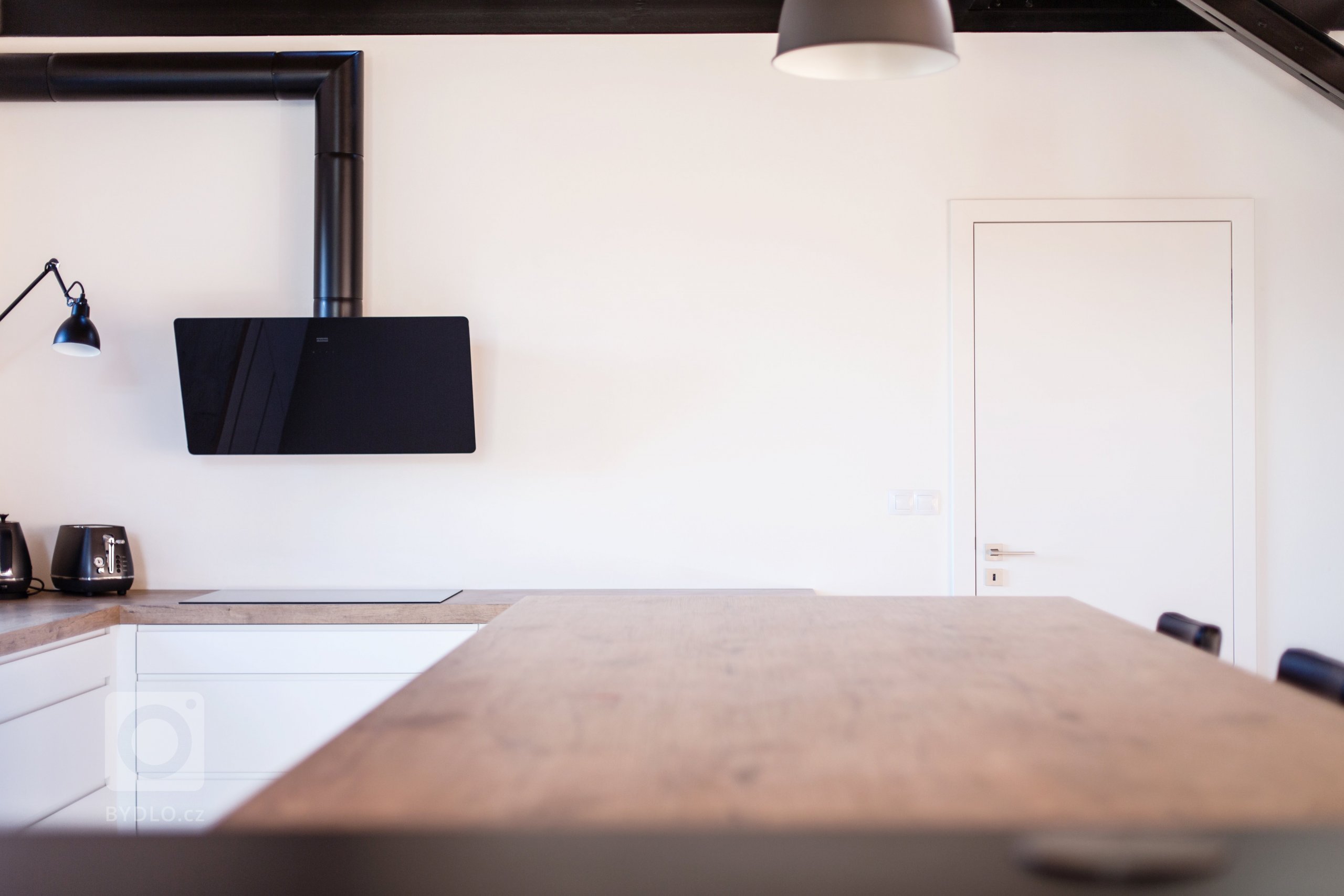 Tenhle útulný a moderní rodinný dům si zasloužil pořádnou kuchyň propracovanou do detailu. Klientka si vysnila velkou a praktickou kuchyň a tu jsem ji splnila.…