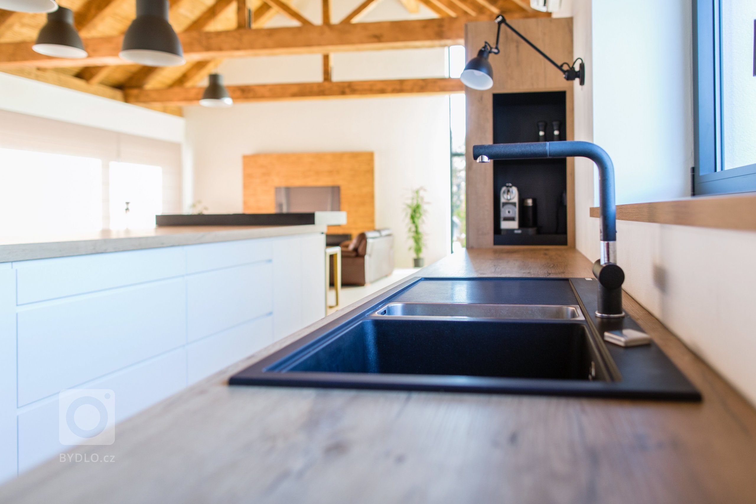 Tenhle útulný a moderní rodinný dům si zasloužil pořádnou kuchyň propracovanou do detailu. Klientka si vysnila velkou a praktickou kuchyň a tu jsem ji splnila.…