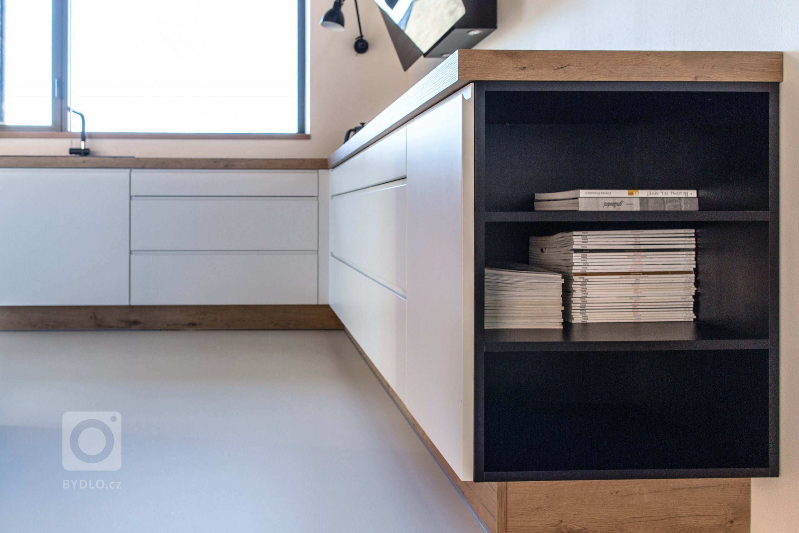 Tenhle útulný a moderní rodinný dům si zasloužil pořádnou kuchyň propracovanou do detailu. Klientka si vysnila velkou a praktickou kuchyň a tu jsem ji splnila.…