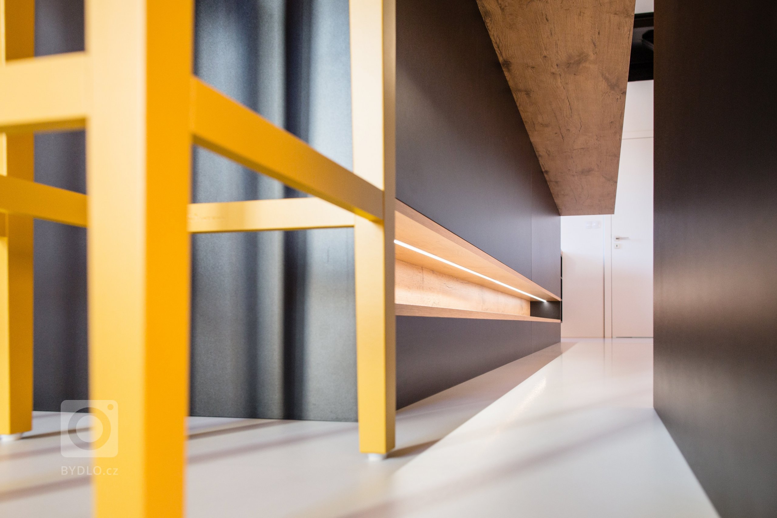 Tenhle útulný a moderní rodinný dům si zasloužil pořádnou kuchyň propracovanou do detailu. Klientka si vysnila velkou a praktickou kuchyň a tu jsem ji splnila.…