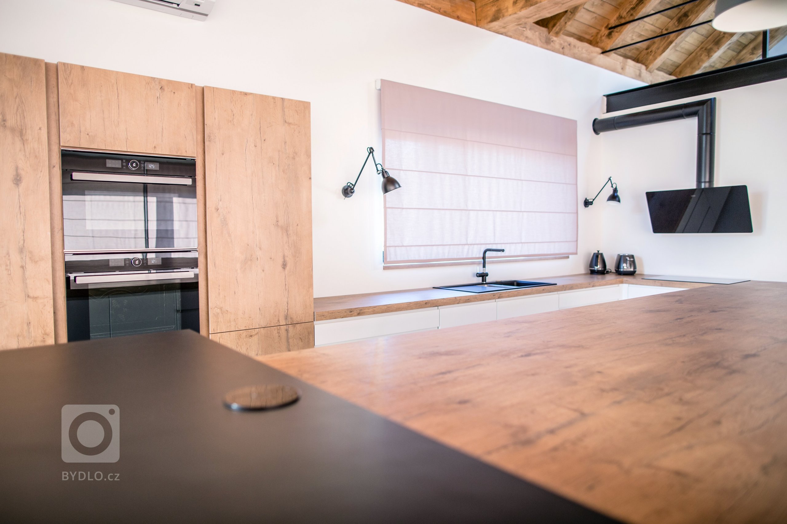 Tenhle útulný a moderní rodinný dům si zasloužil pořádnou kuchyň propracovanou do detailu. Klientka si vysnila velkou a praktickou kuchyň a tu jsem ji splnila.…