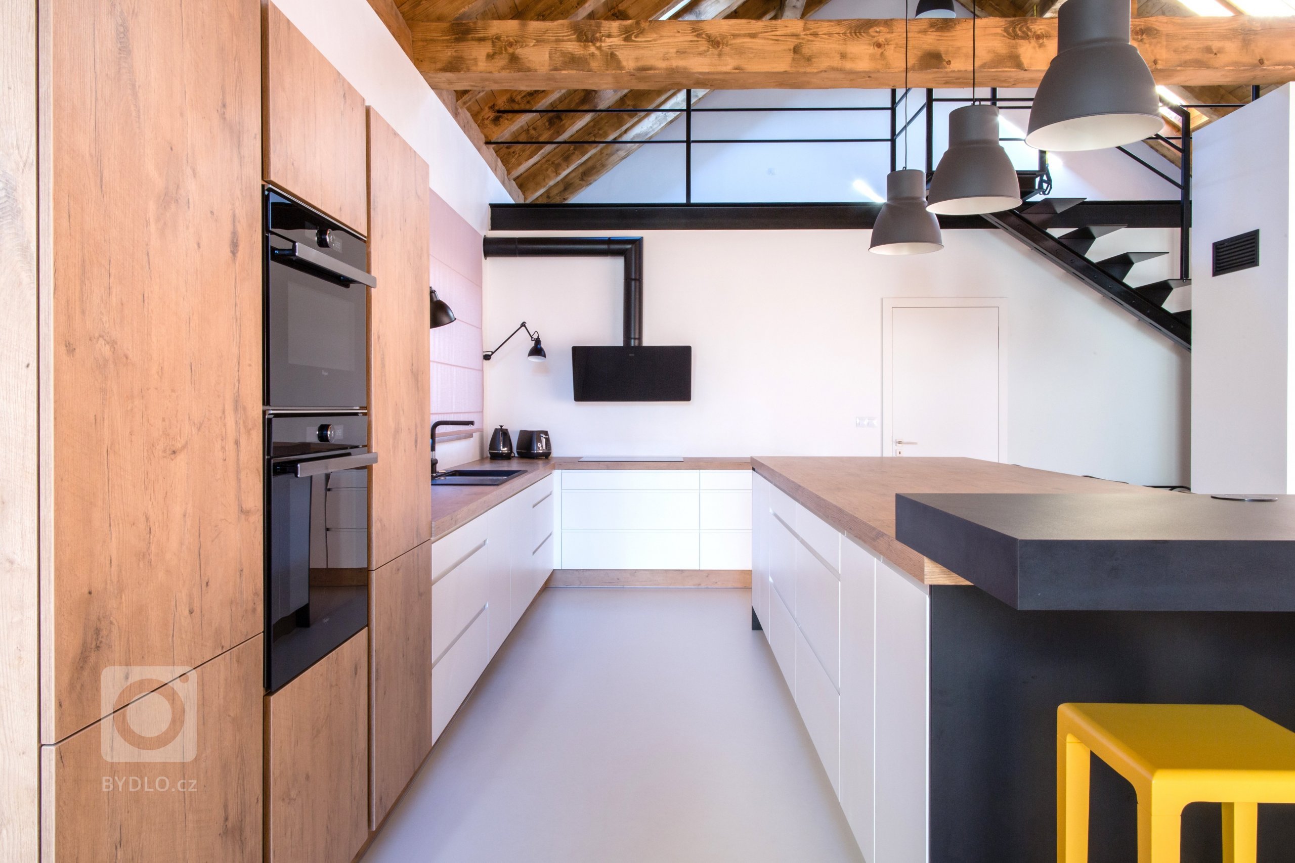 Tenhle útulný a moderní rodinný dům si zasloužil pořádnou kuchyň propracovanou do detailu. Klientka si vysnila velkou a praktickou kuchyň a tu jsem ji splnila.…