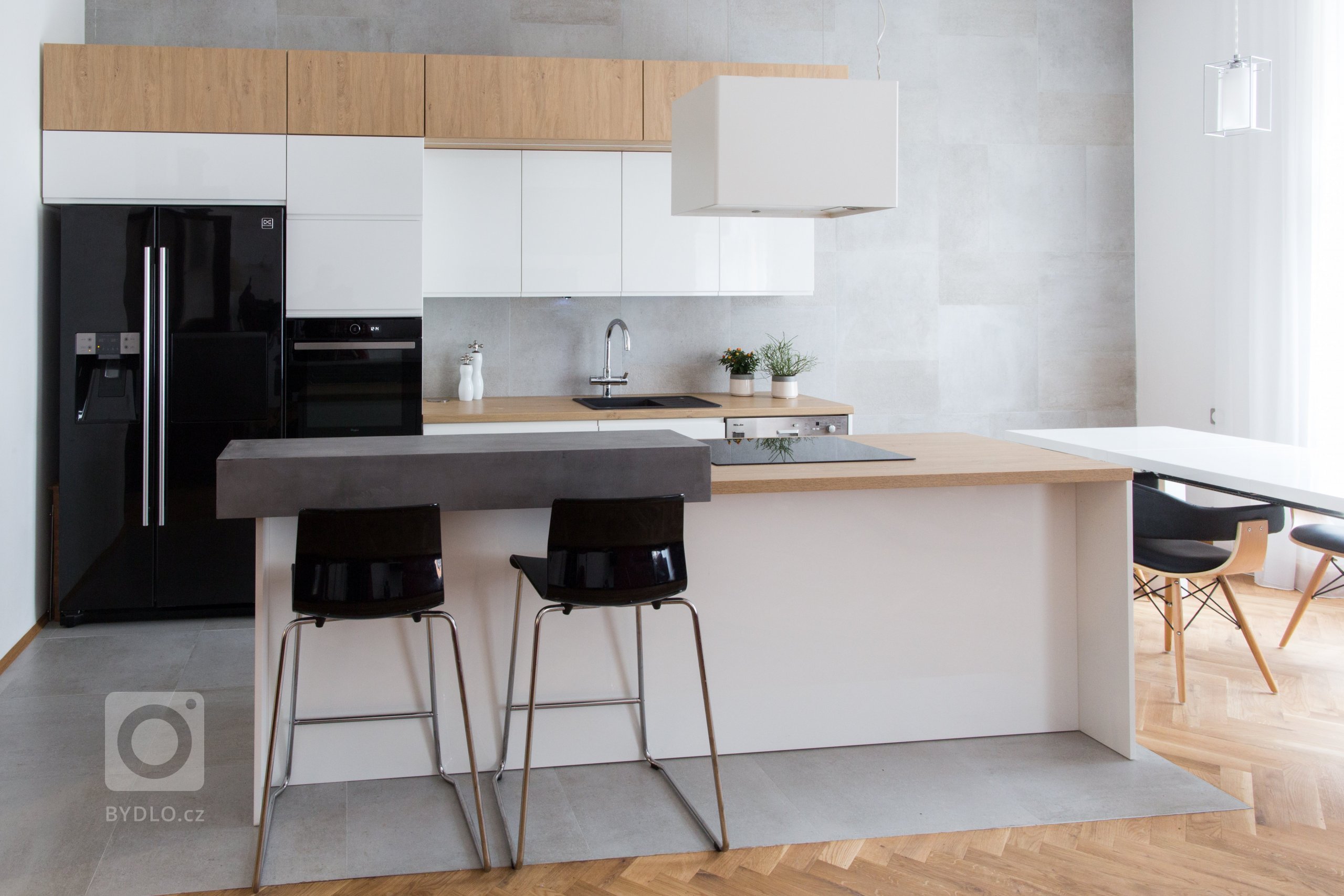 Původní kuchyně měla doslouženo a tak bylo načase s tím něco udělat. V nové kuchyni si majitelka přála, aby vzniklo&nbsp;více pracovního místa, aby se zde…