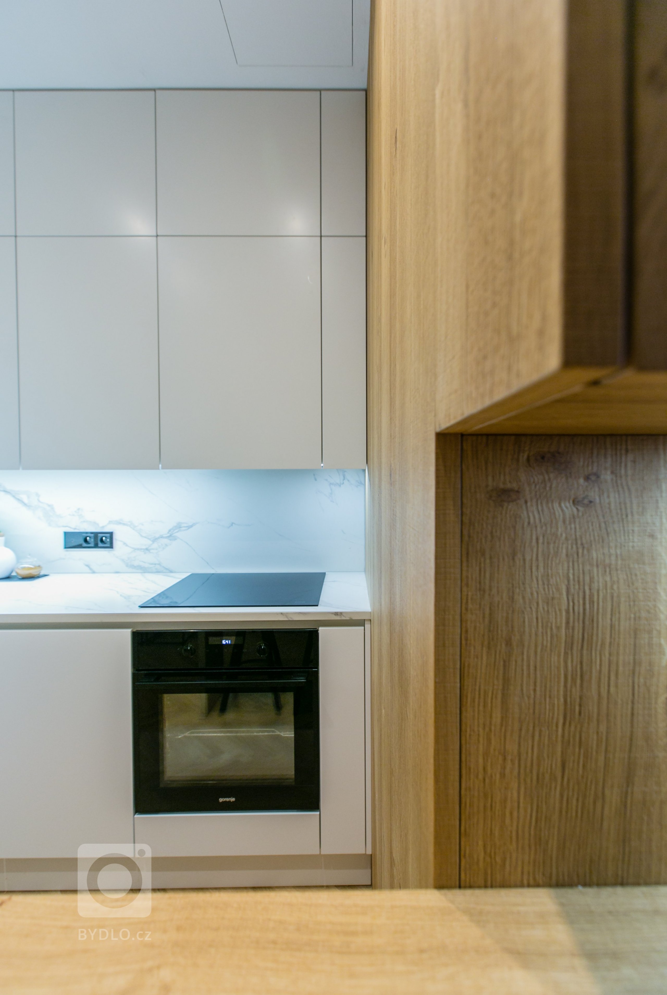 Při první schůzce jsem pochopila, že mě čeká náročný projekt, ale zároveň velká výzva. Klientka požadovala v bytě prohodit dispozičně kuchyň s koupelnou.…