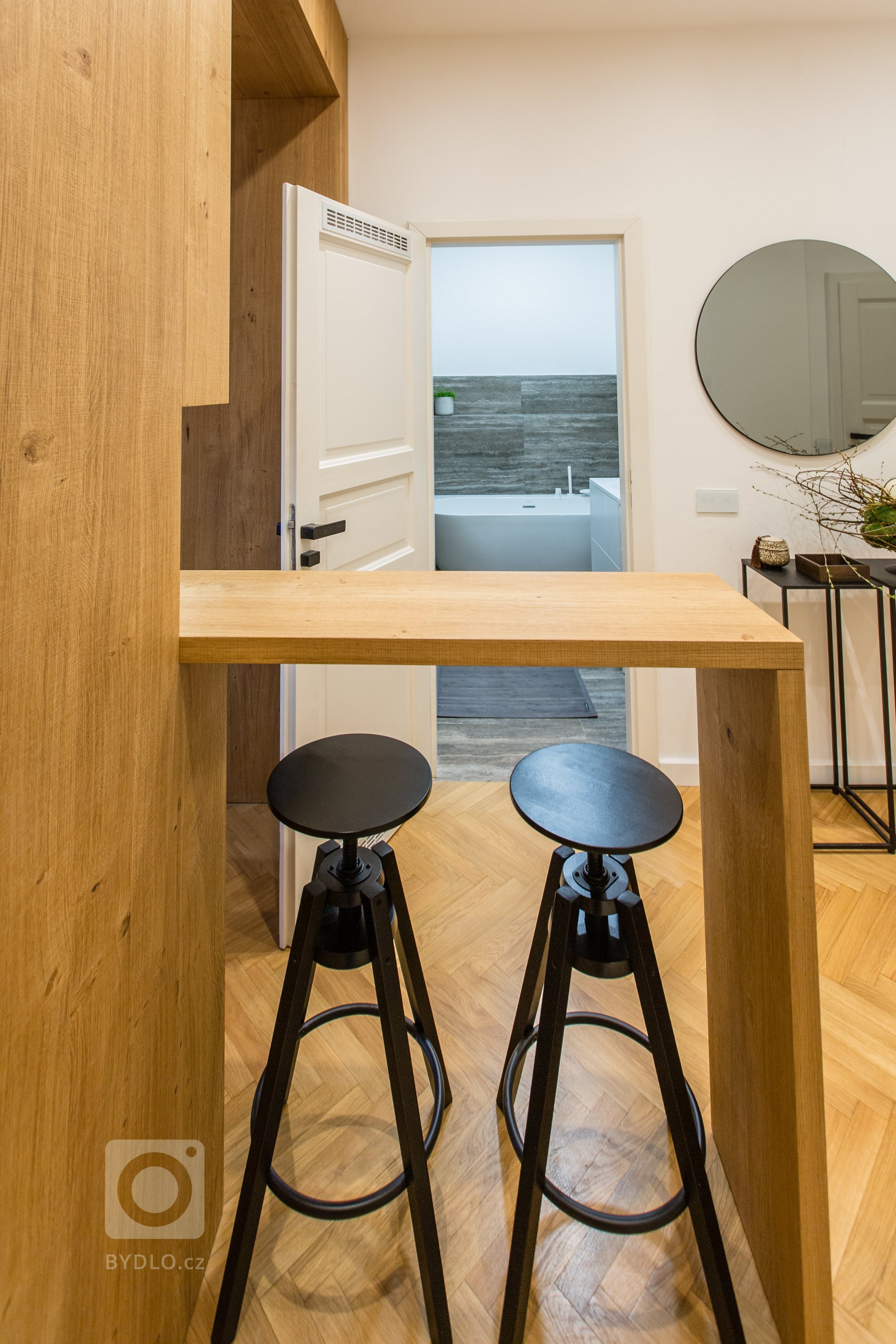 Při první schůzce jsem pochopila, že mě čeká náročný projekt, ale zároveň velká výzva. Klientka požadovala v bytě prohodit dispozičně kuchyň s koupelnou.…