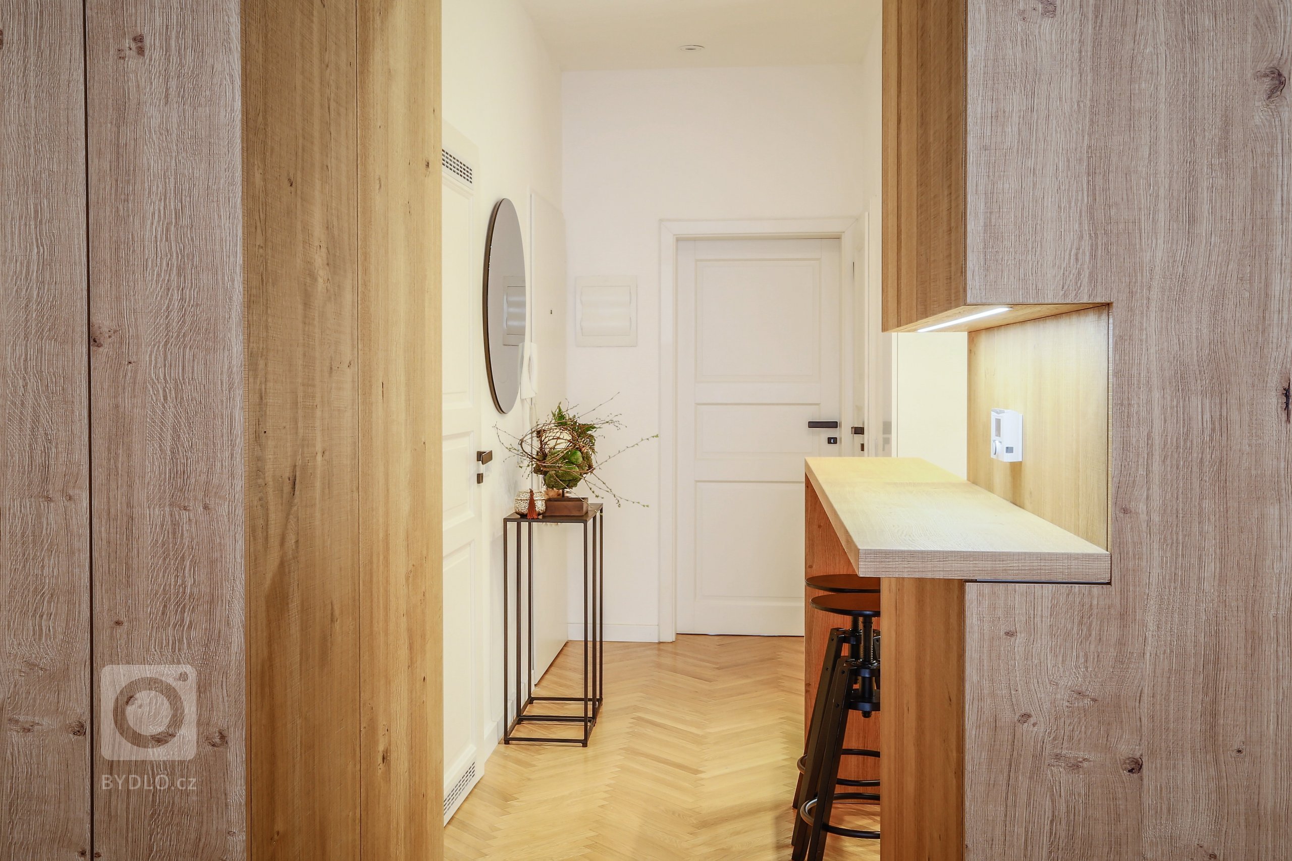 Při první schůzce jsem pochopila, že mě čeká náročný projekt, ale zároveň velká výzva. Klientka požadovala v bytě prohodit dispozičně kuchyň s koupelnou.…