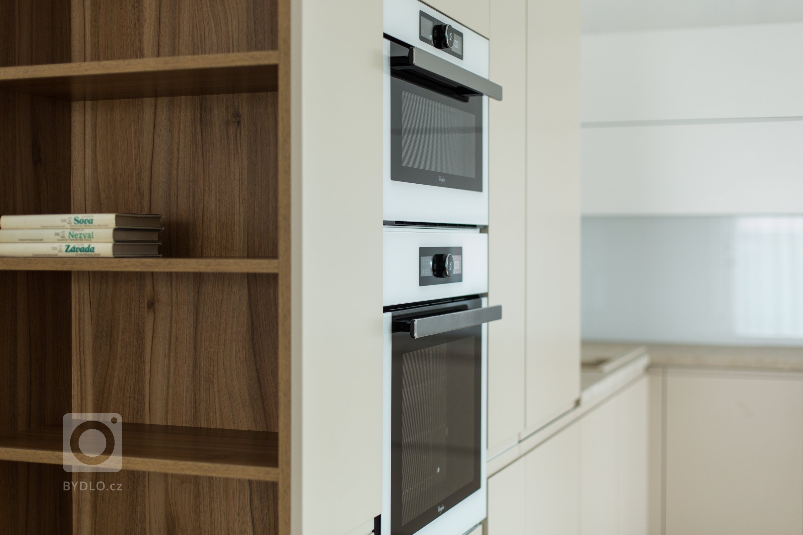 Praktická a nadčasová kuchyně do rodinného domu byla navržena tak, aby tvořila přirozenou součást prostoru. K tomu přispěl výběr barev, úchytky které jsou…