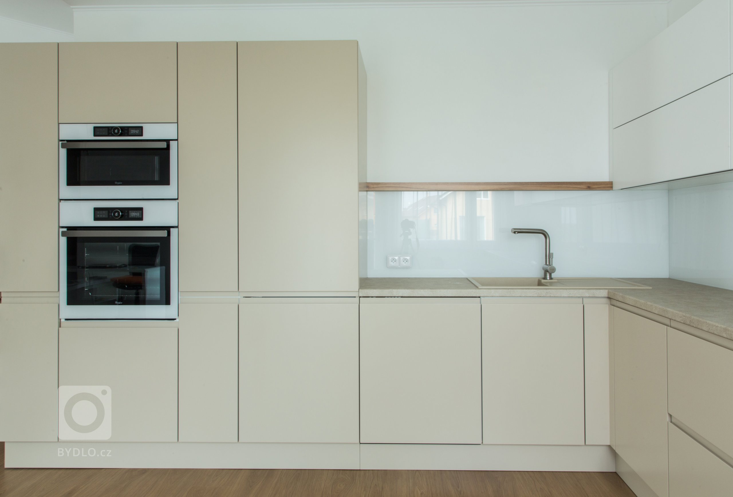 Praktická a nadčasová kuchyně do rodinného domu byla navržena tak, aby tvořila přirozenou součást prostoru. K tomu přispěl výběr barev, úchytky které jsou…