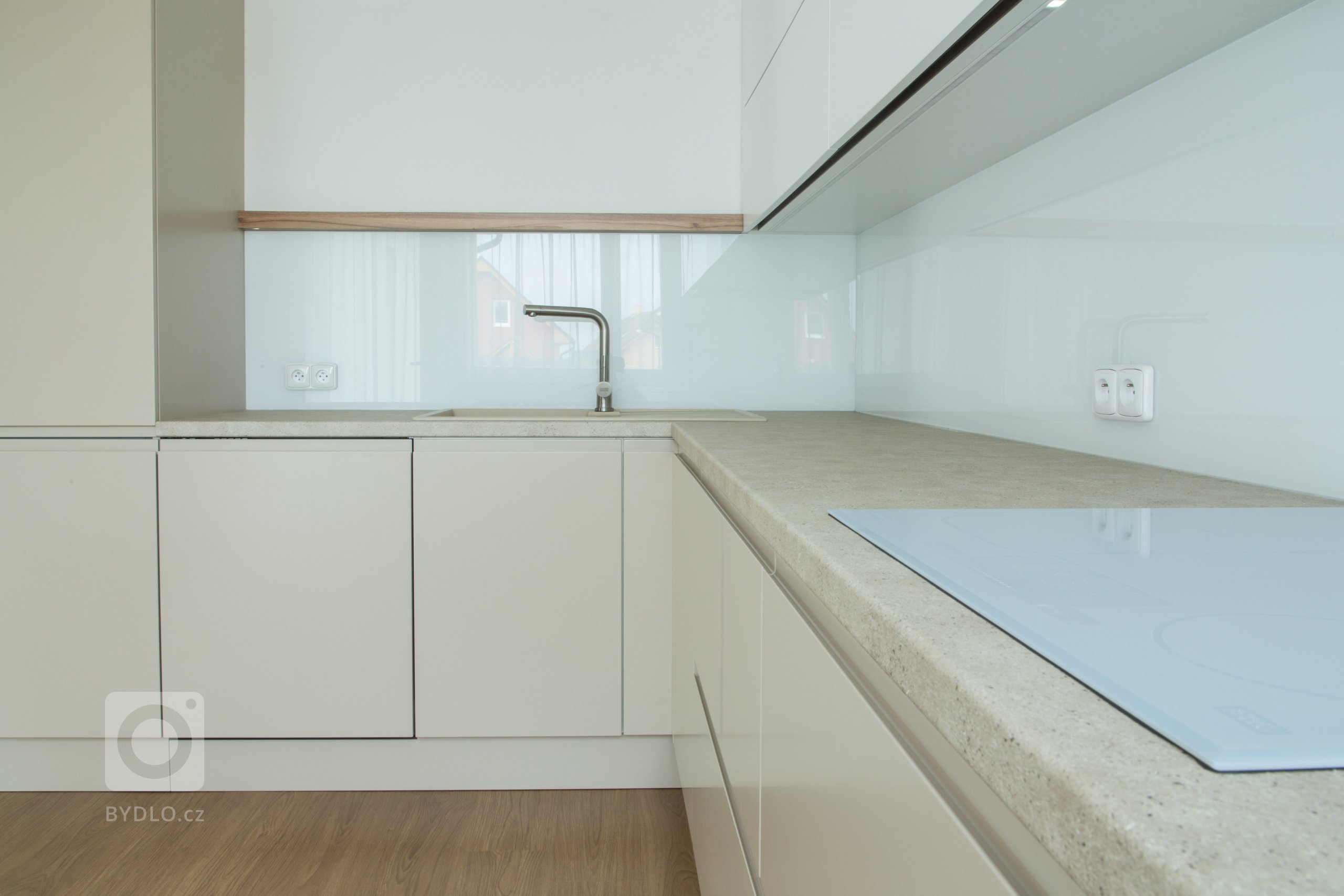 Praktická a nadčasová kuchyně do rodinného domu byla navržena tak, aby tvořila přirozenou součást prostoru. K tomu přispěl výběr barev, úchytky které jsou…