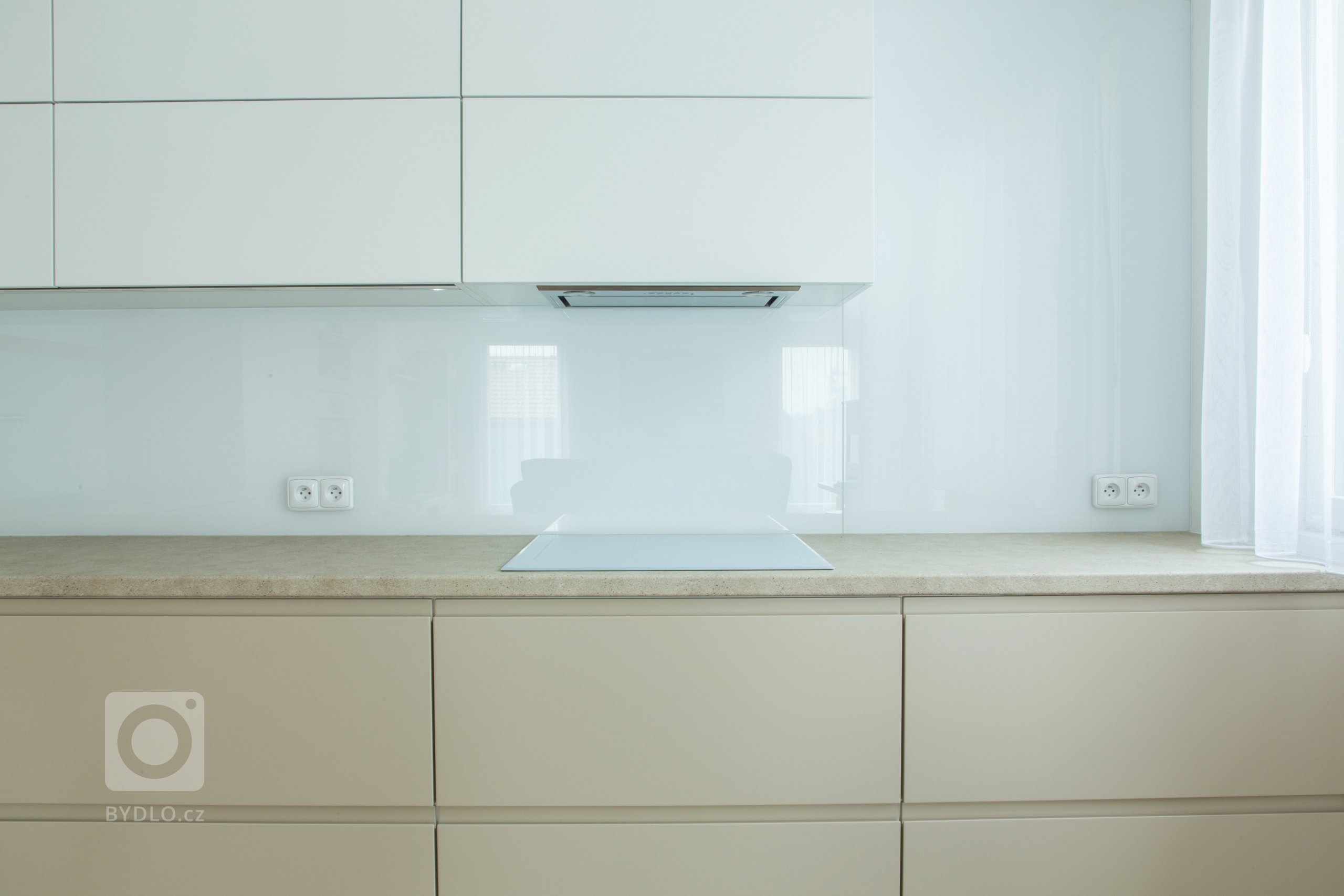 Praktická a nadčasová kuchyně do rodinného domu byla navržena tak, aby tvořila přirozenou součást prostoru. K tomu přispěl výběr barev, úchytky které jsou…