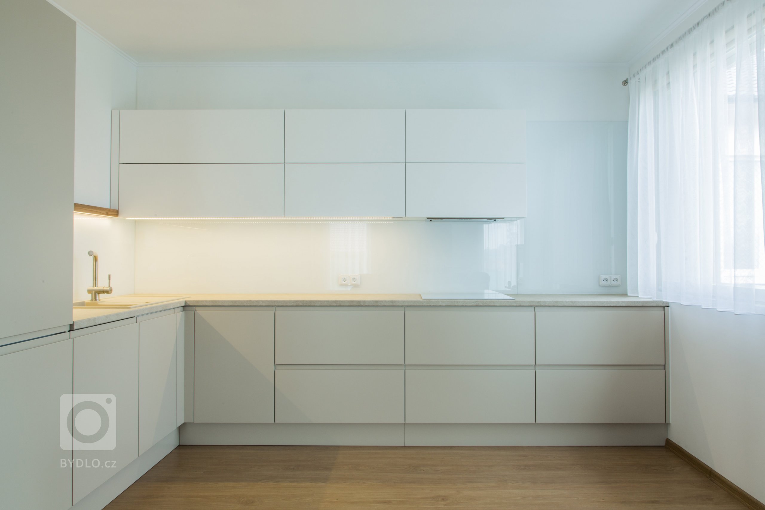 Praktická a nadčasová kuchyně do rodinného domu byla navržena tak, aby tvořila přirozenou součást prostoru. K tomu přispěl výběr barev, úchytky které jsou…