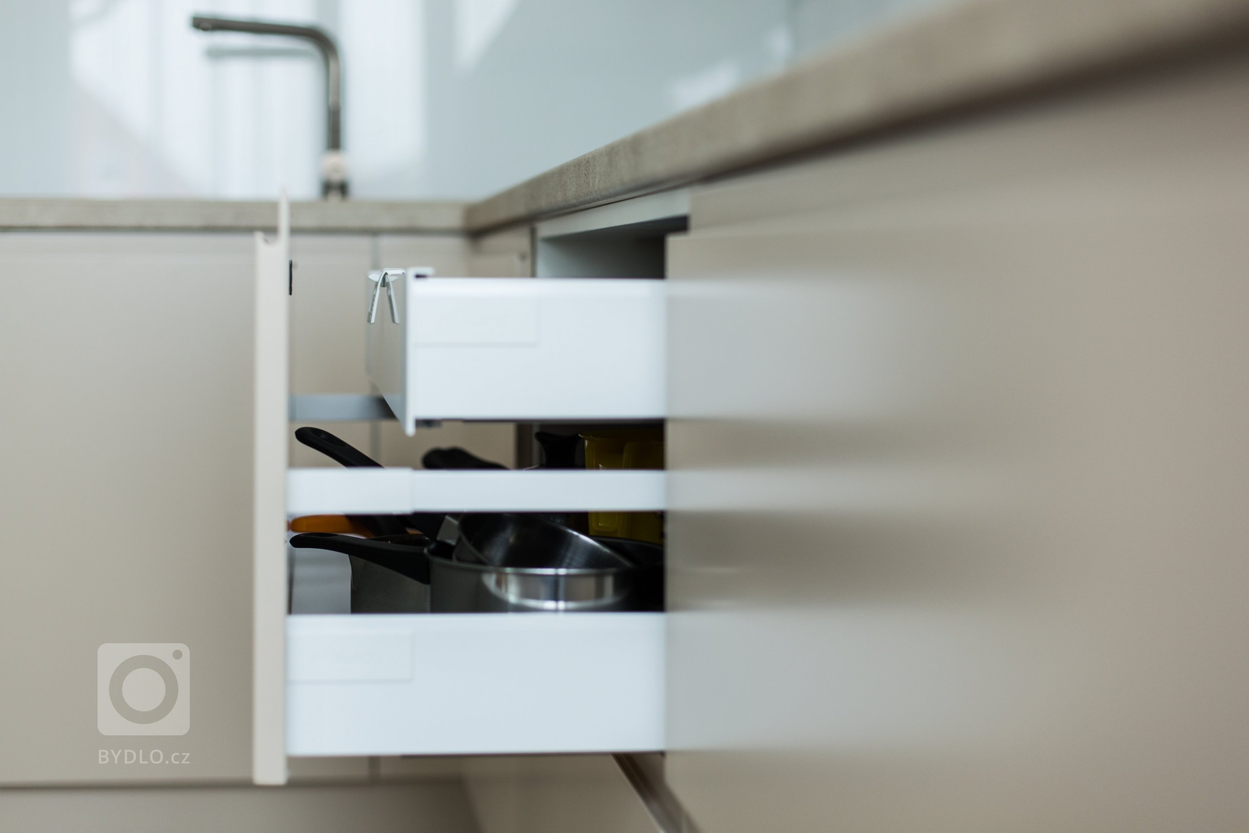 Praktická a nadčasová kuchyně do rodinného domu byla navržena tak, aby tvořila přirozenou součást prostoru. K tomu přispěl výběr barev, úchytky které jsou…