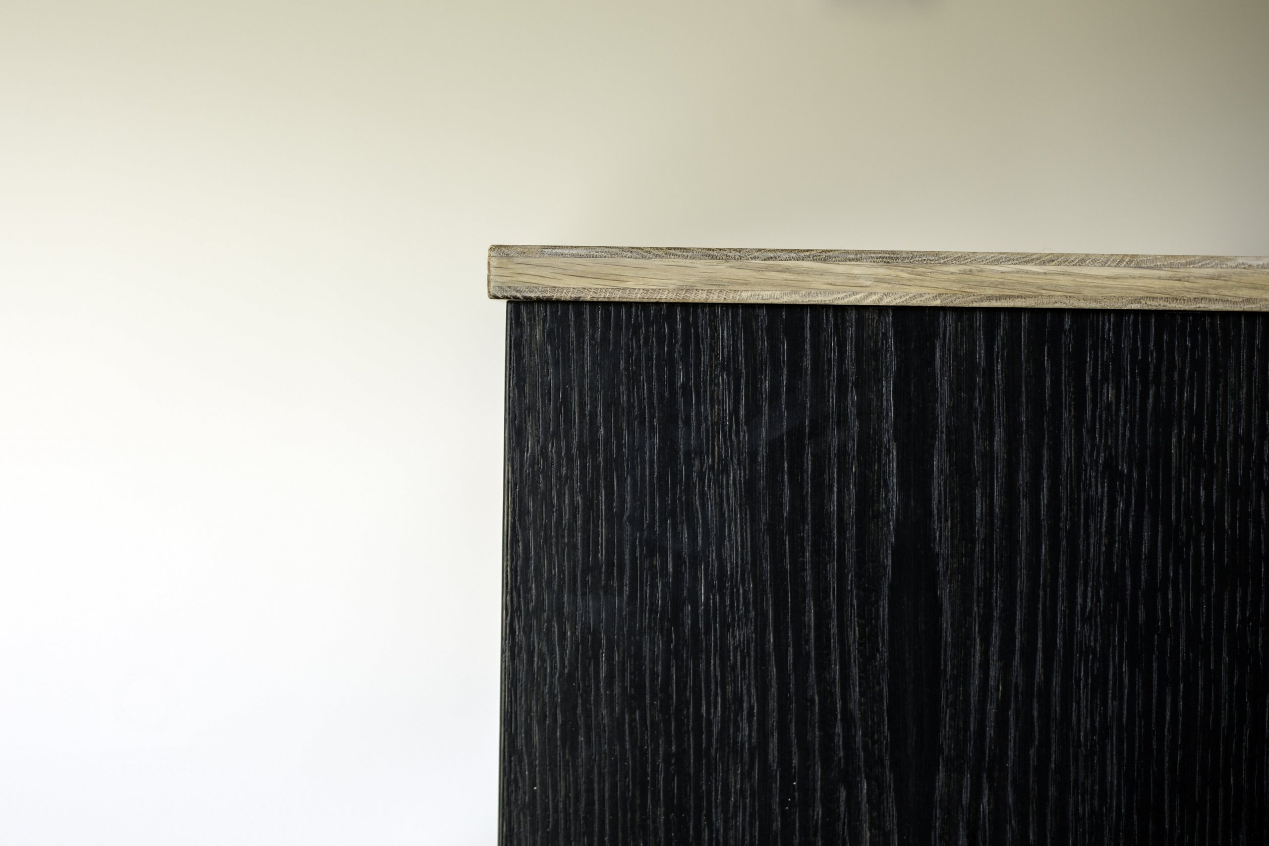 Odvážná kuchyně v novostavbě, kdy je tmavá barva zjemněná dubovou bio deskou a kresba dřeva pod dýhovaným mořeným dvířkem krásně prostupuje a vytváří zajímavý…