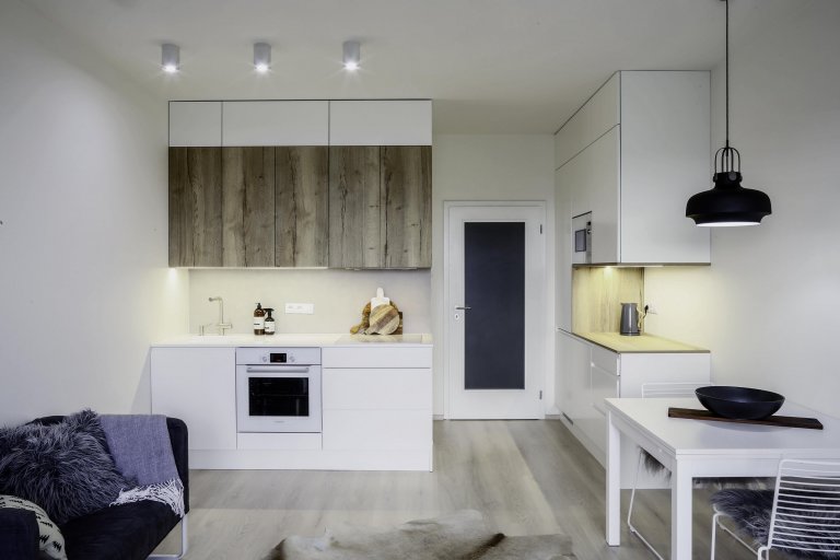 Kuchyně v malém bytě byla navržena tak, aby poskytla klientce dostatek úložných prostor nejen pro kuchyň, ale i pro další věci. Barvy i materiály byly vybrány…
