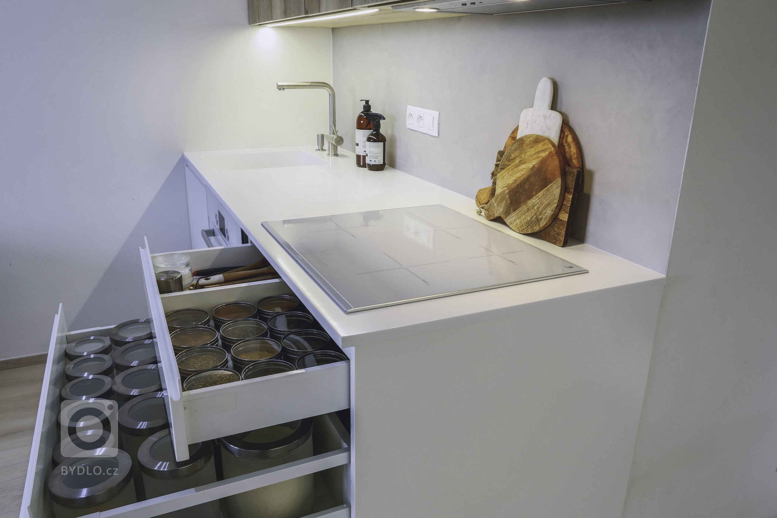 Kuchyně v malém bytě byla navržena tak, aby poskytla klientce dostatek úložných prostor nejen pro kuchyň, ale i pro další věci. Barvy i materiály byly vybrány…