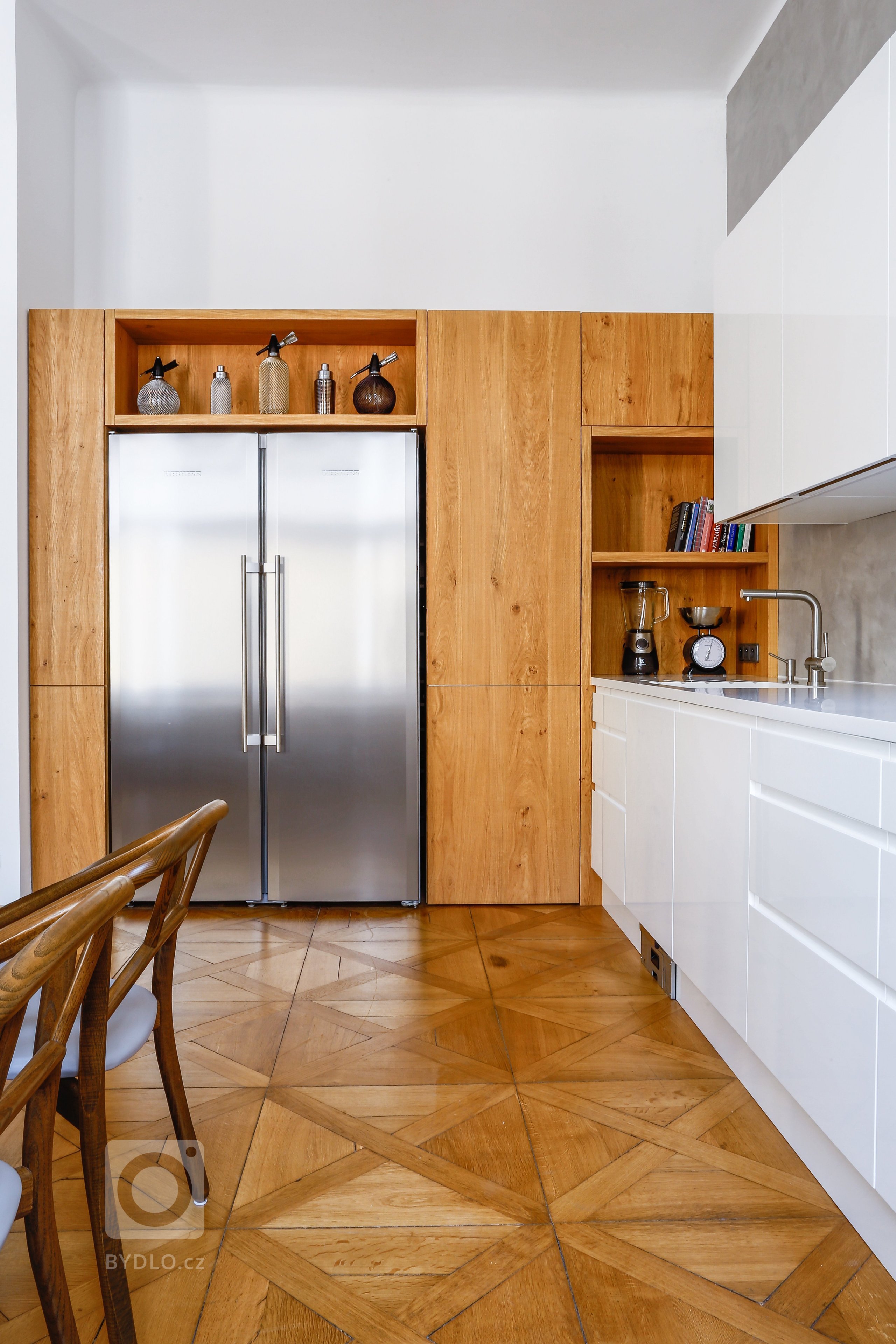 Navrhnout kuchyň do tak krásného prostoru s vysokým stropem byla od začátku radost. Přiznat výšku místnosti se podařilo i díky omyvatelné stěrce. Baví mě jak…