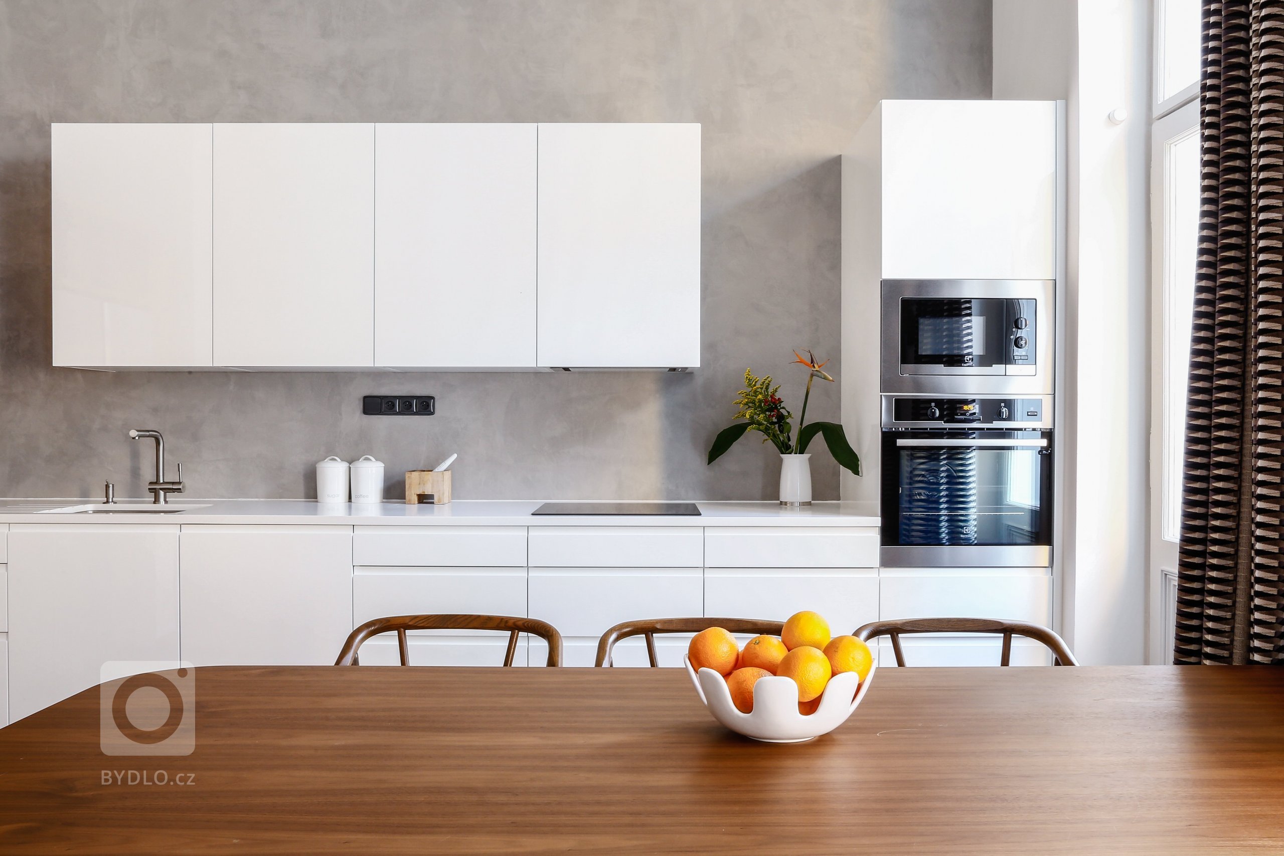Navrhnout kuchyň do tak krásného prostoru s vysokým stropem byla od začátku radost. Přiznat výšku místnosti se podařilo i díky omyvatelné stěrce. Baví mě jak…