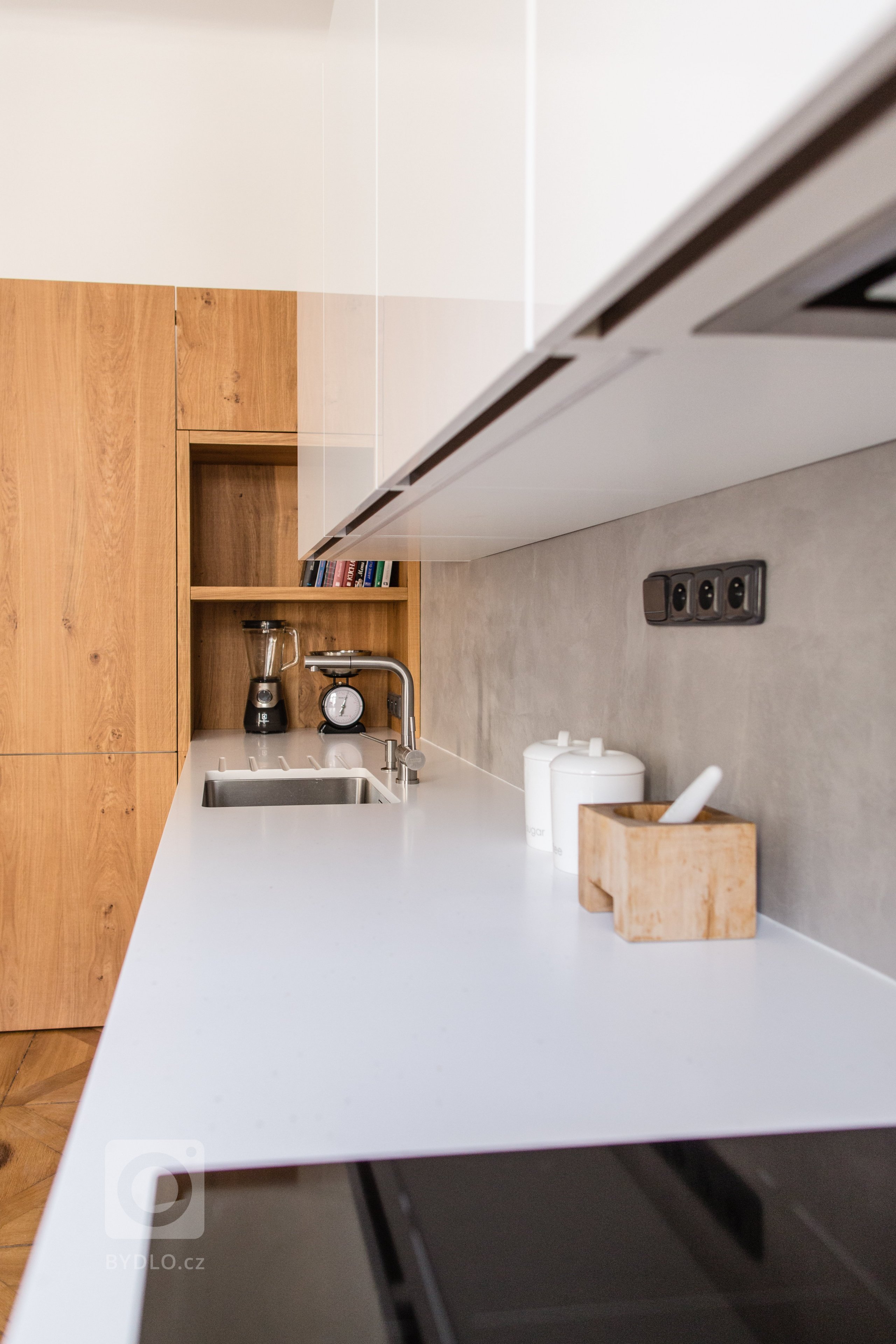 Navrhnout kuchyň do tak krásného prostoru s vysokým stropem byla od začátku radost. Přiznat výšku místnosti se podařilo i díky omyvatelné stěrce. Baví mě jak…
