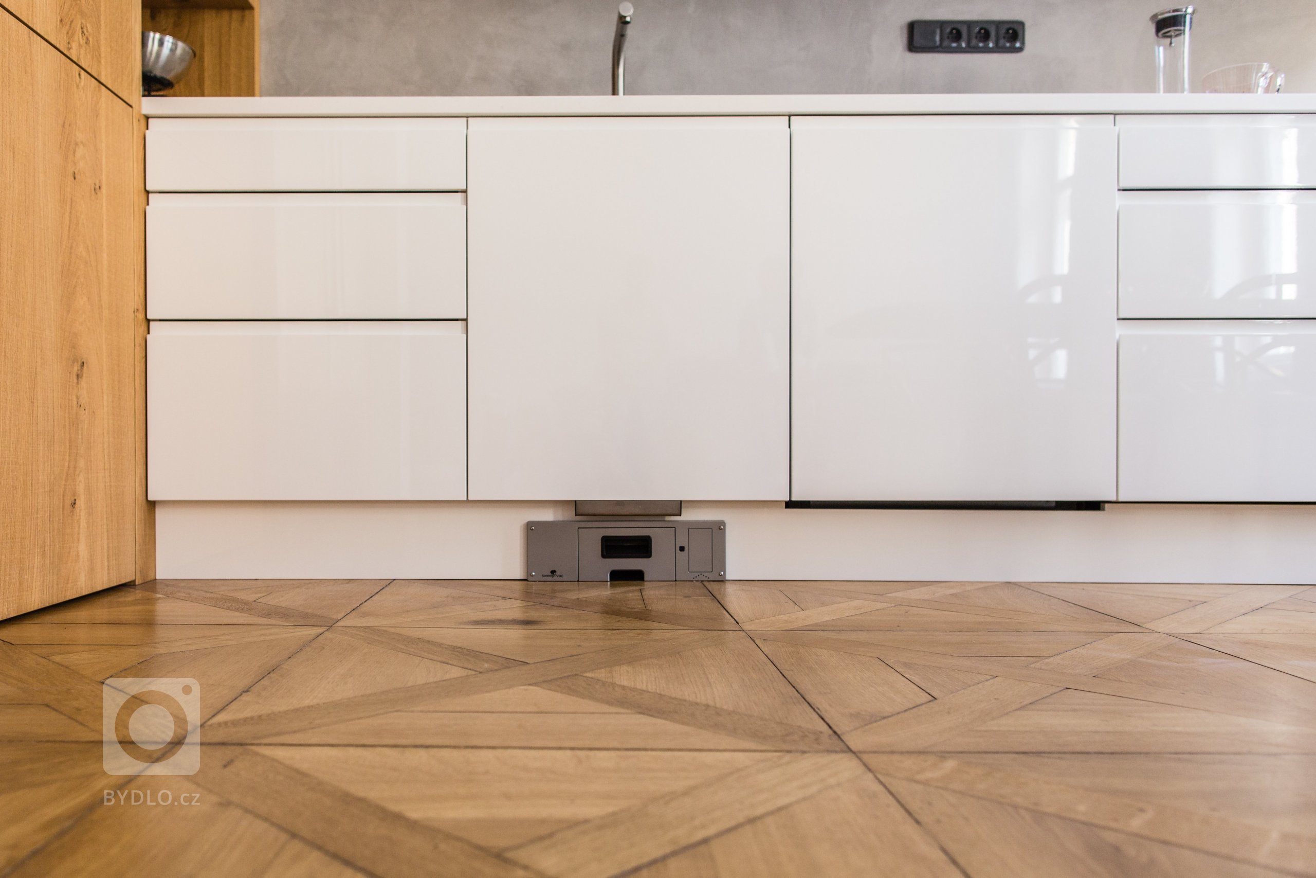 Navrhnout kuchyň do tak krásného prostoru s vysokým stropem byla od začátku radost. Přiznat výšku místnosti se podařilo i díky omyvatelné stěrce. Baví mě jak…