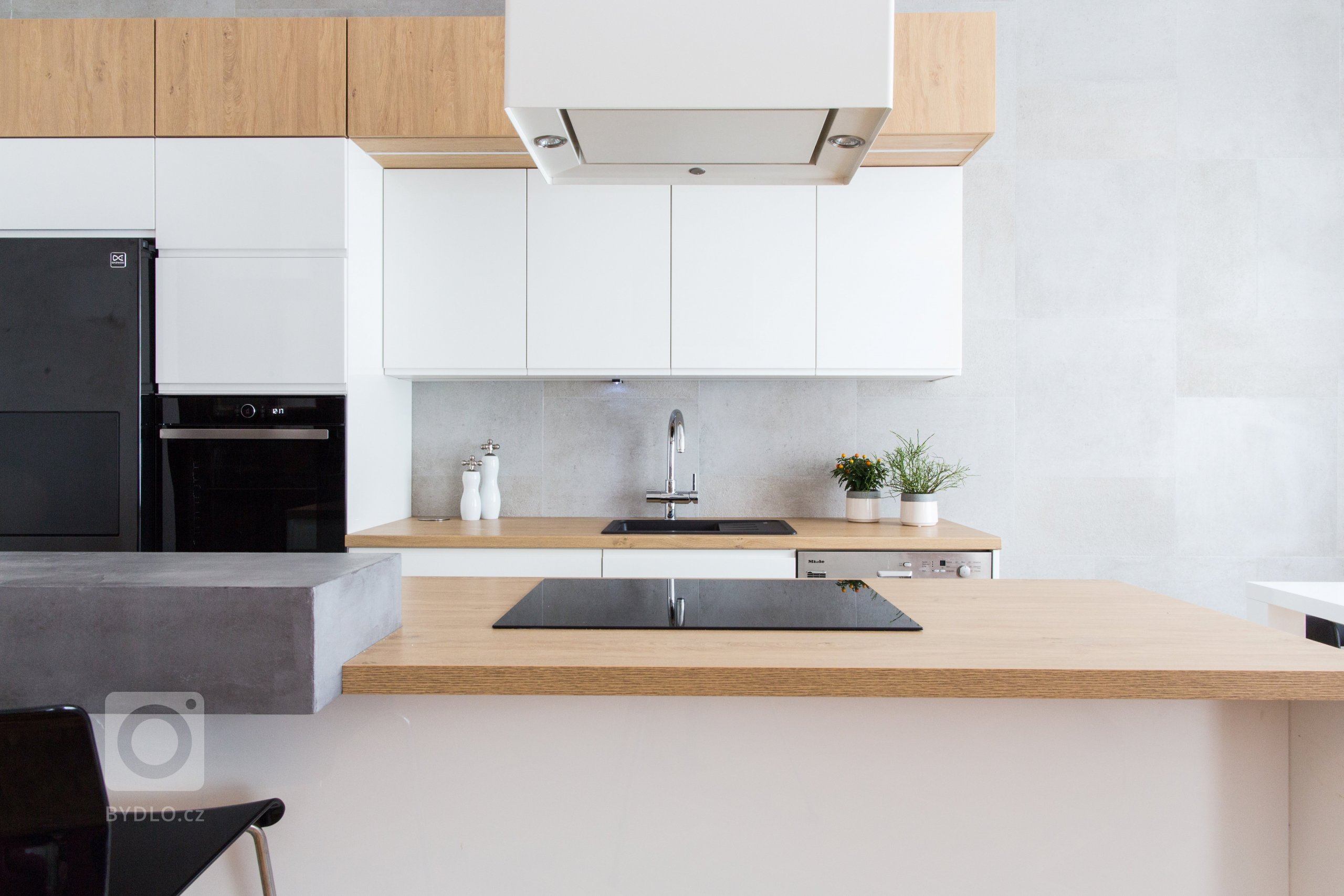 Původní kuchyně měla doslouženo a tak bylo načase s tím něco udělat. V nové kuchyni si majitelka přála, aby vzniklo&nbsp;více pracovního místa, aby se zde…