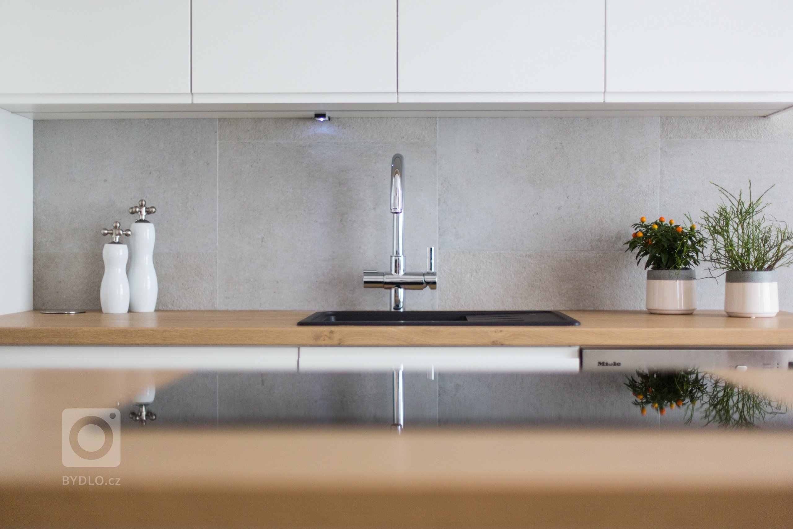 Původní kuchyně měla doslouženo a tak bylo načase s tím něco udělat. V nové kuchyni si majitelka přála, aby vzniklo&nbsp;více pracovního místa, aby se zde…