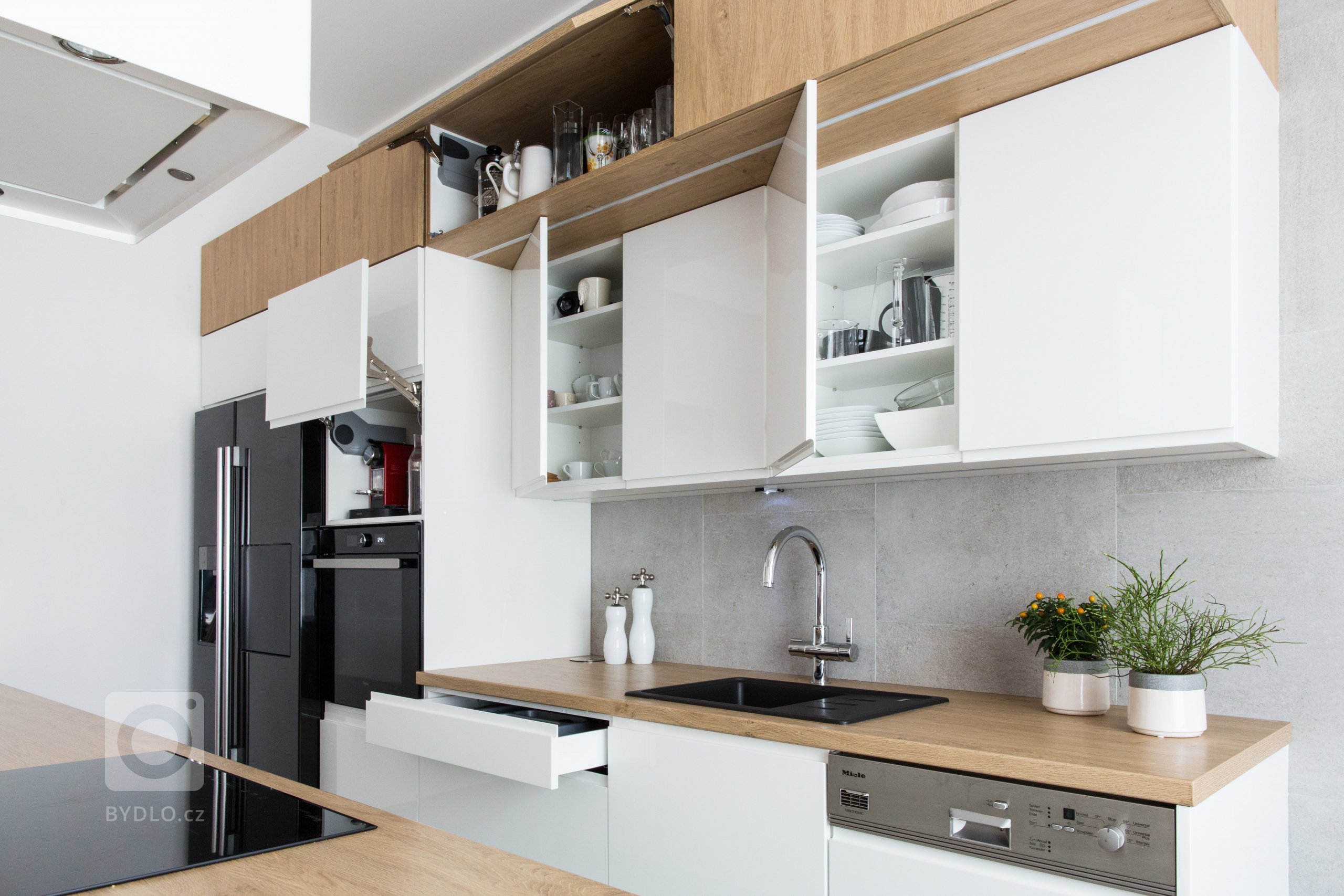 Původní kuchyně měla doslouženo a tak bylo načase s tím něco udělat. V nové kuchyni si majitelka přála, aby vzniklo&nbsp;více pracovního místa, aby se zde…