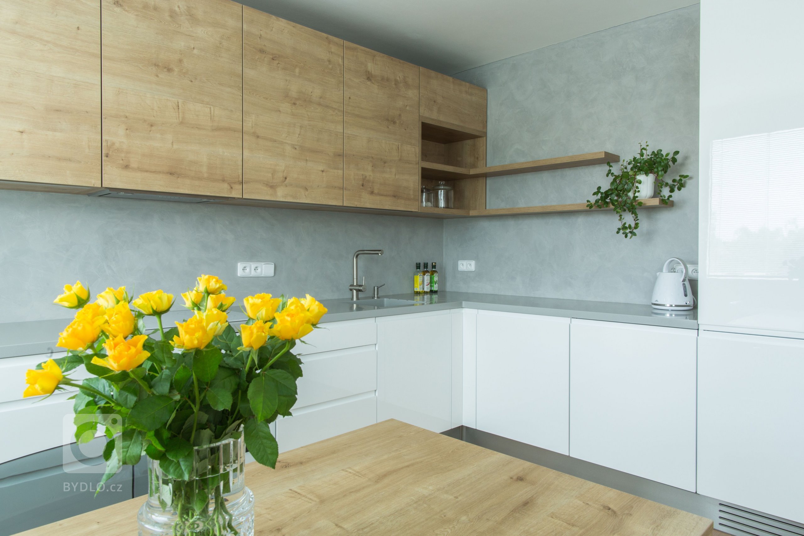 Praktickou a moderní kuchyň v paneláku jsem ráda navrhla pro jednu z mých klientek. Oblíbená kombinace bílé, šedé a dřeva je na této kuchyni v harmonii se…