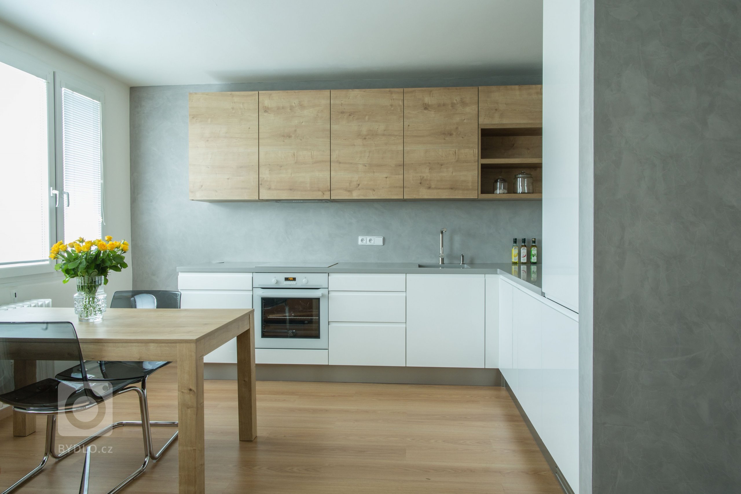 Praktickou a moderní kuchyň v paneláku jsem ráda navrhla pro jednu z mých klientek. Oblíbená kombinace bílé, šedé a dřeva je na této kuchyni v harmonii se…