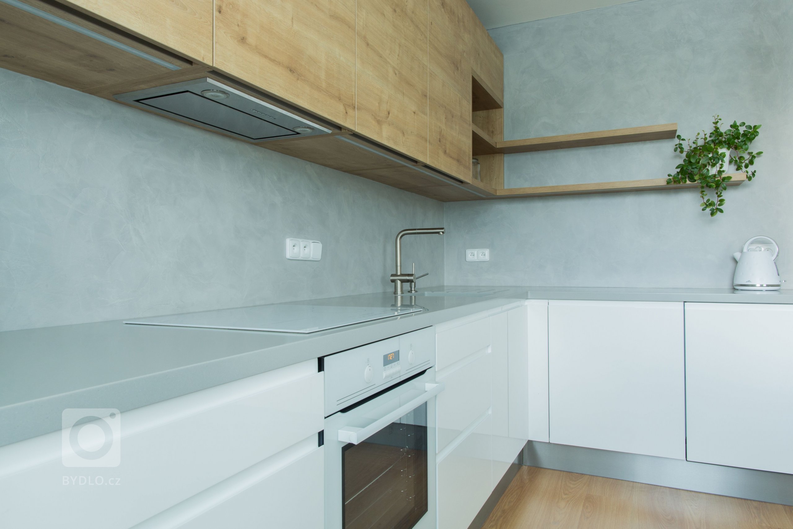 Praktickou a moderní kuchyň v paneláku jsem ráda navrhla pro jednu z mých klientek. Oblíbená kombinace bílé, šedé a dřeva je na této kuchyni v harmonii se…