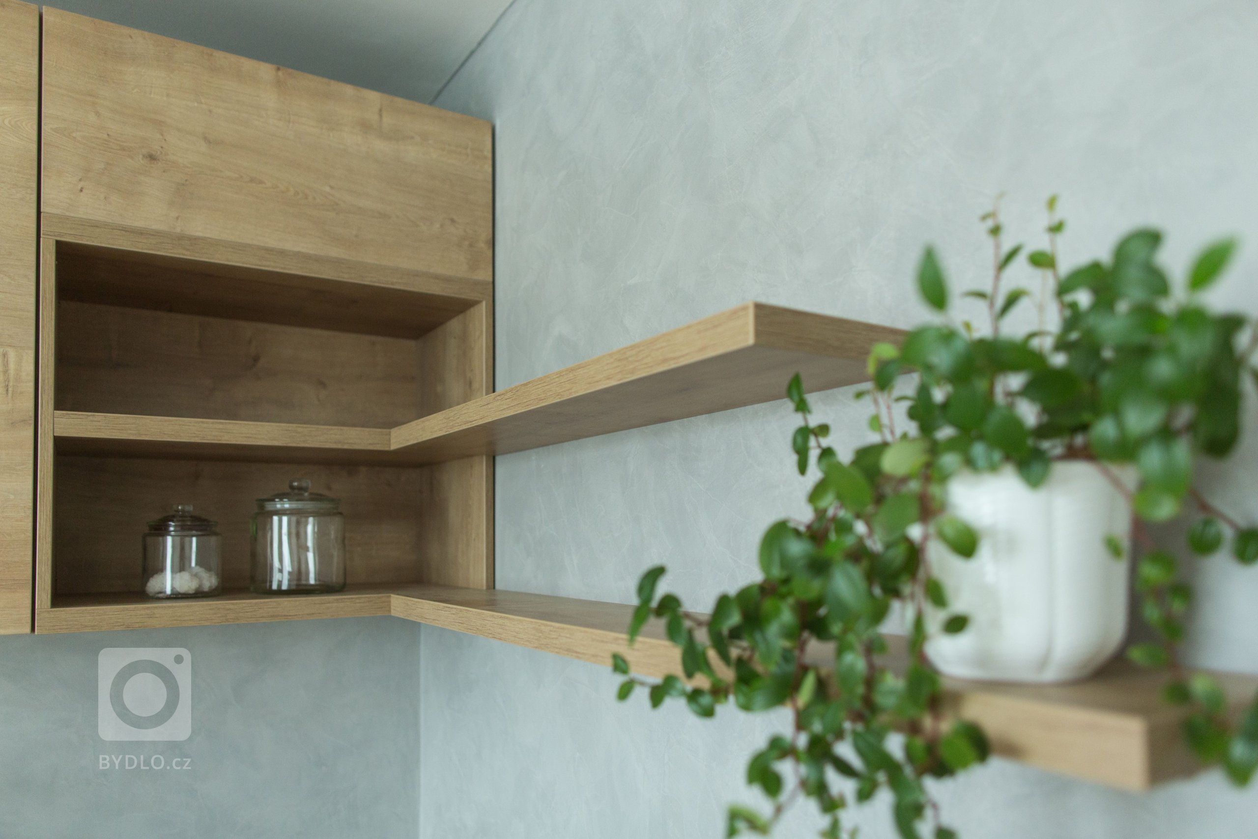 Praktickou a moderní kuchyň v paneláku jsem ráda navrhla pro jednu z mých klientek. Oblíbená kombinace bílé, šedé a dřeva je na této kuchyni v harmonii se…