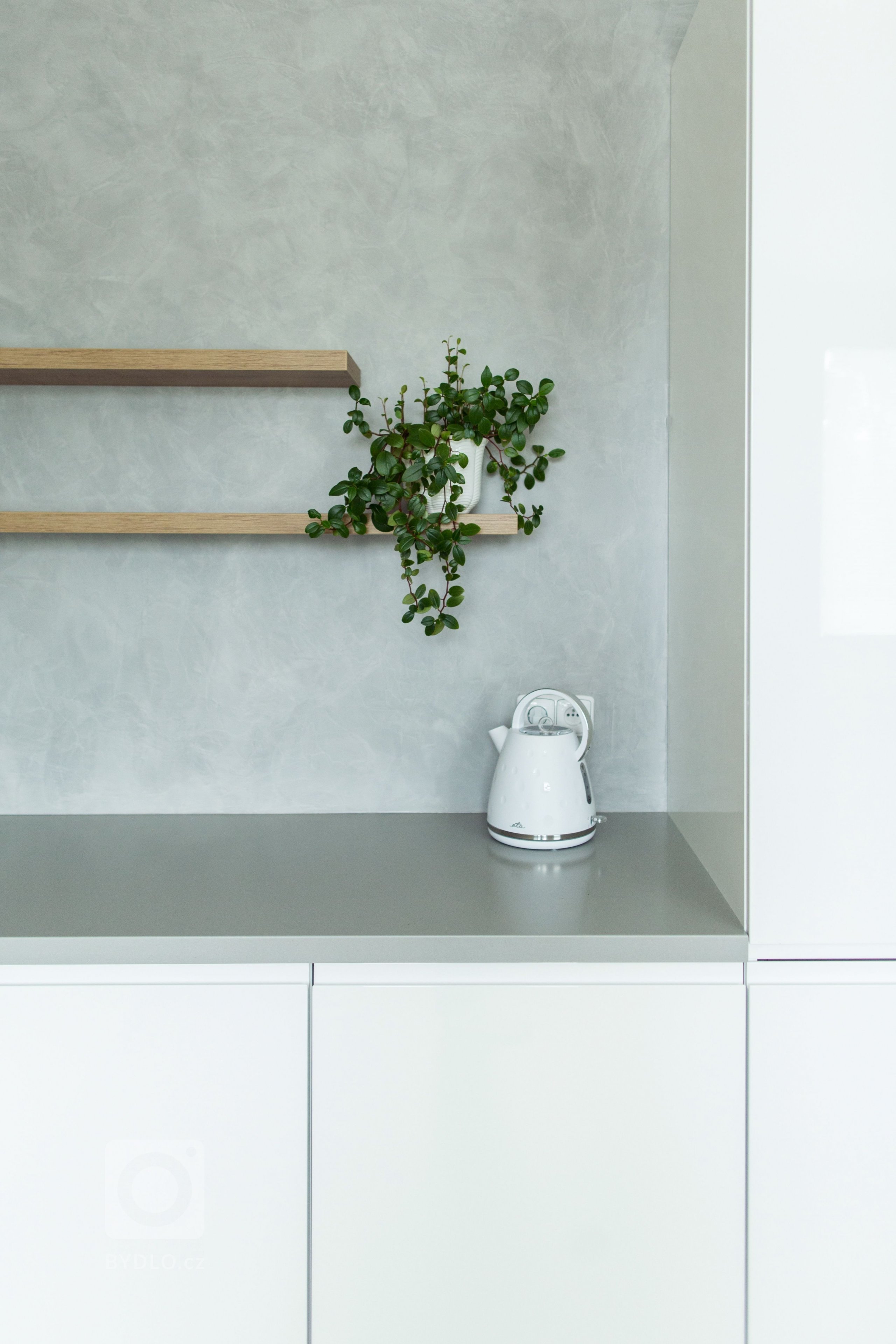 Praktickou a moderní kuchyň v paneláku jsem ráda navrhla pro jednu z mých klientek. Oblíbená kombinace bílé, šedé a dřeva je na této kuchyni v harmonii se…