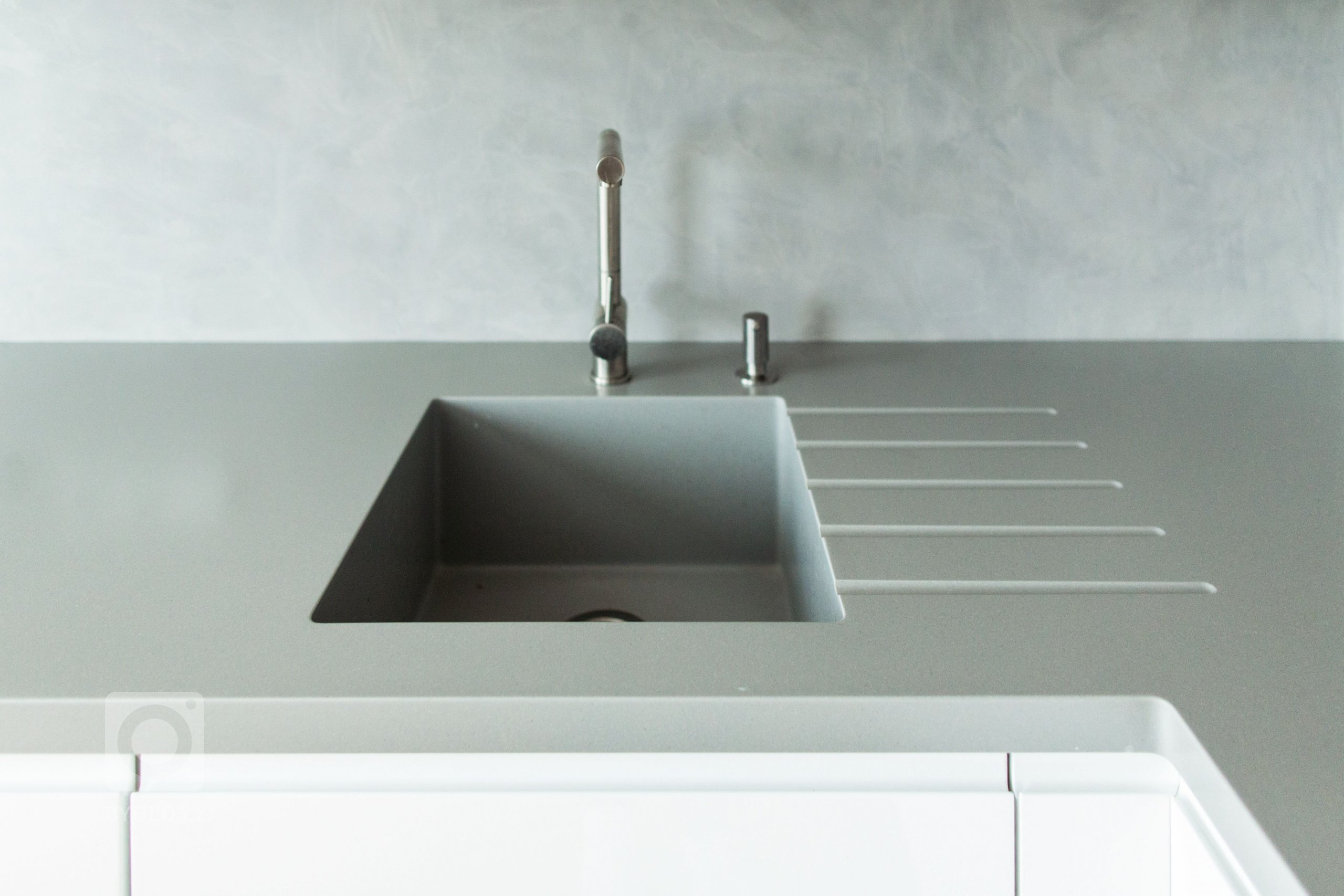 Praktickou a moderní kuchyň v paneláku jsem ráda navrhla pro jednu z mých klientek. Oblíbená kombinace bílé, šedé a dřeva je na této kuchyni v harmonii se…