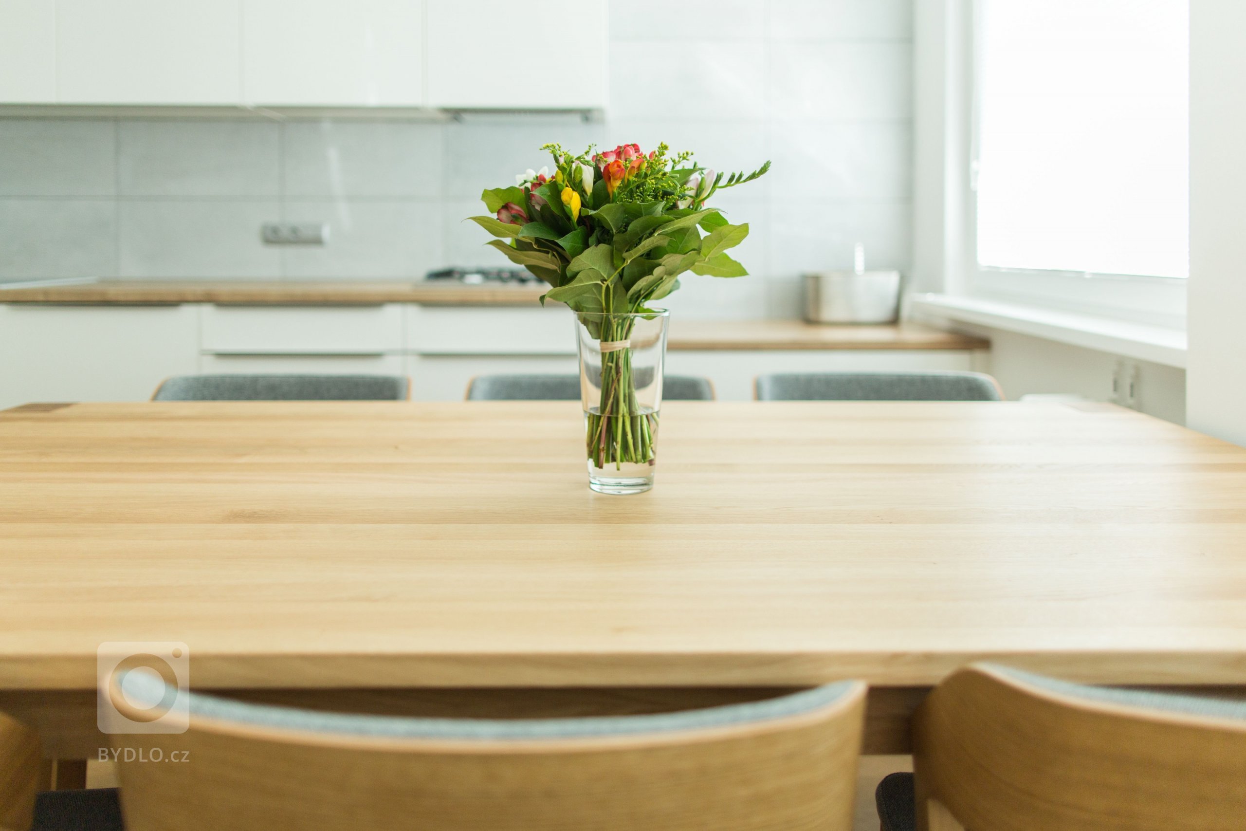 Panelákovému bytu hodně prospělo zbourání příčky mezi kuchyní a obývákem. Prostor se tak pěkně otevřel a já klientce pomohla navrhnout jak praktickou kuchyň,…