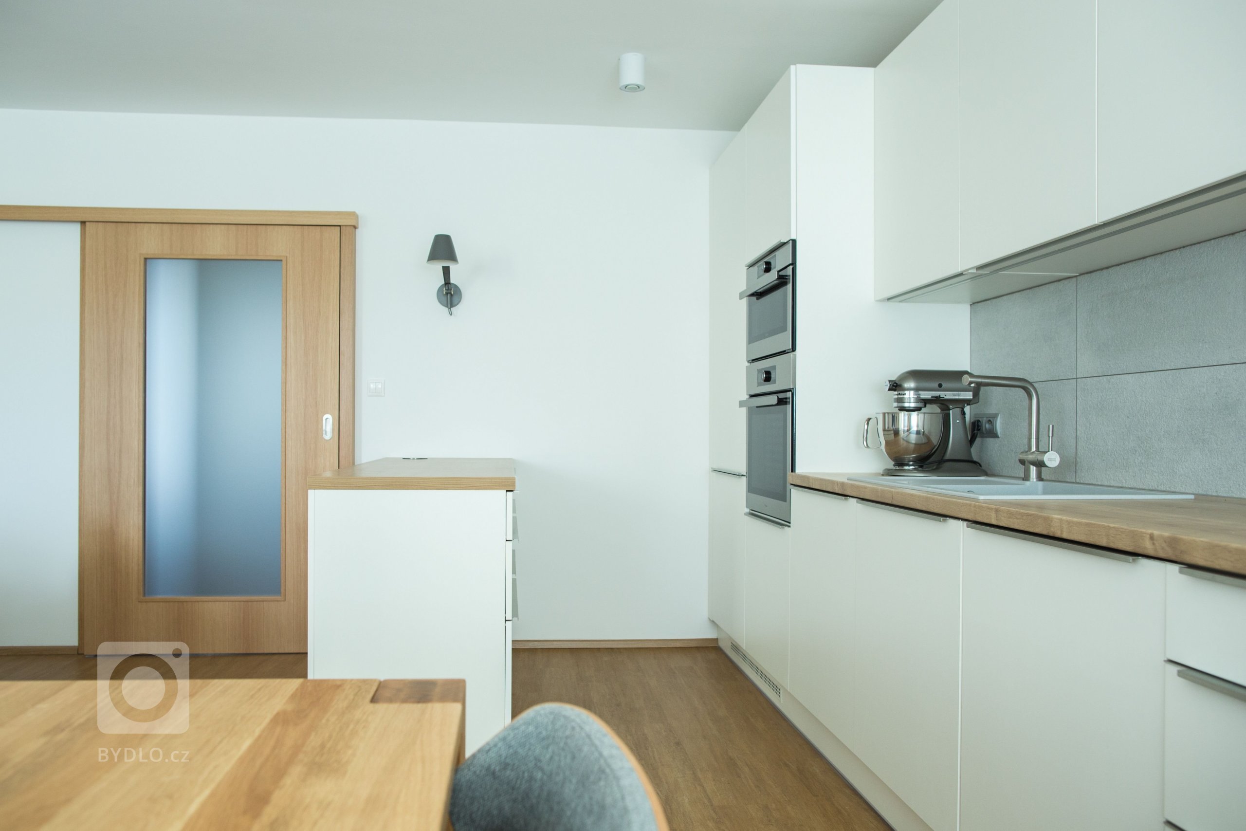 Panelákovému bytu hodně prospělo zbourání příčky mezi kuchyní a obývákem. Prostor se tak pěkně otevřel a já klientce pomohla navrhnout jak praktickou kuchyň,…