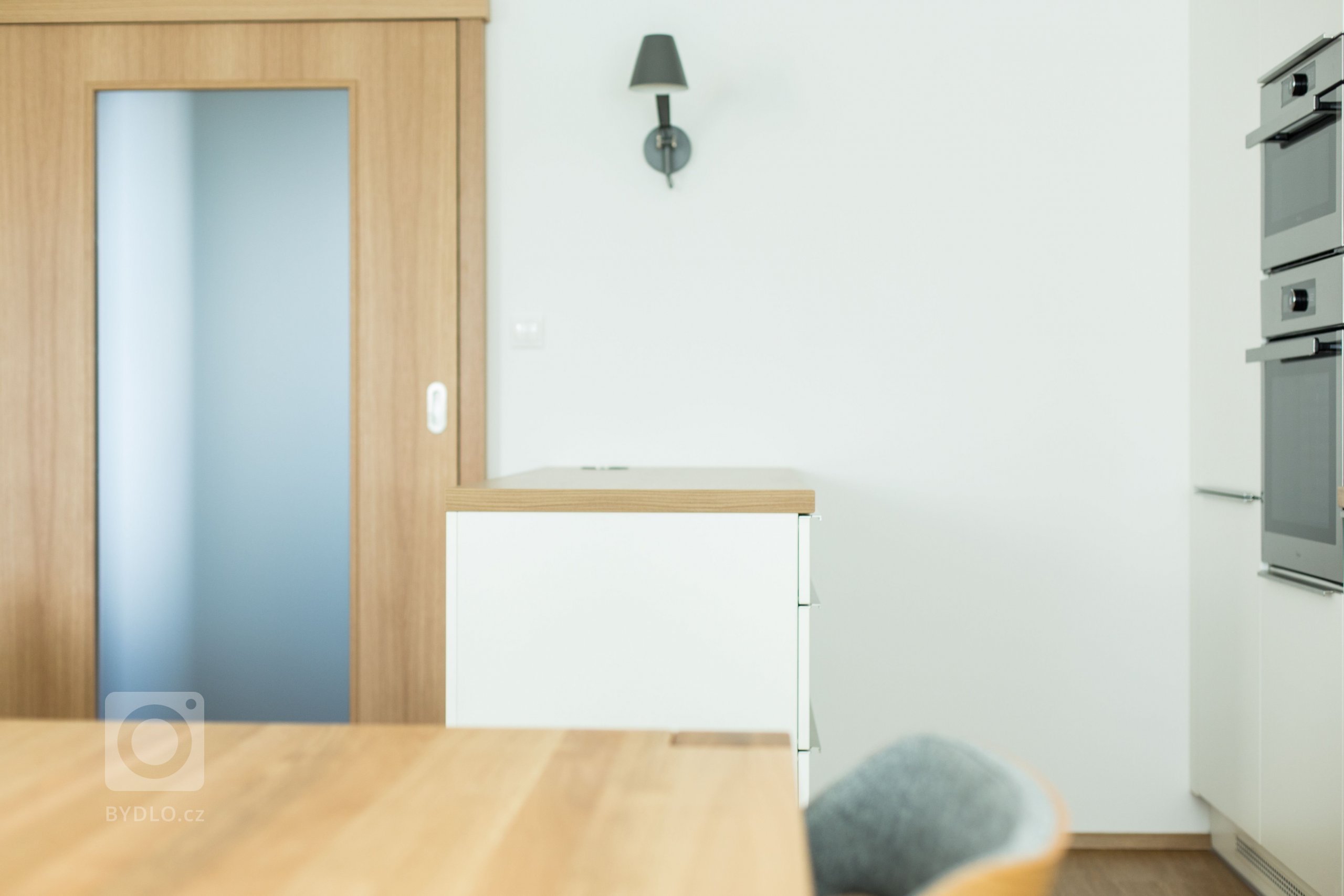 Panelákovému bytu hodně prospělo zbourání příčky mezi kuchyní a obývákem. Prostor se tak pěkně otevřel a já klientce pomohla navrhnout jak praktickou kuchyň,…