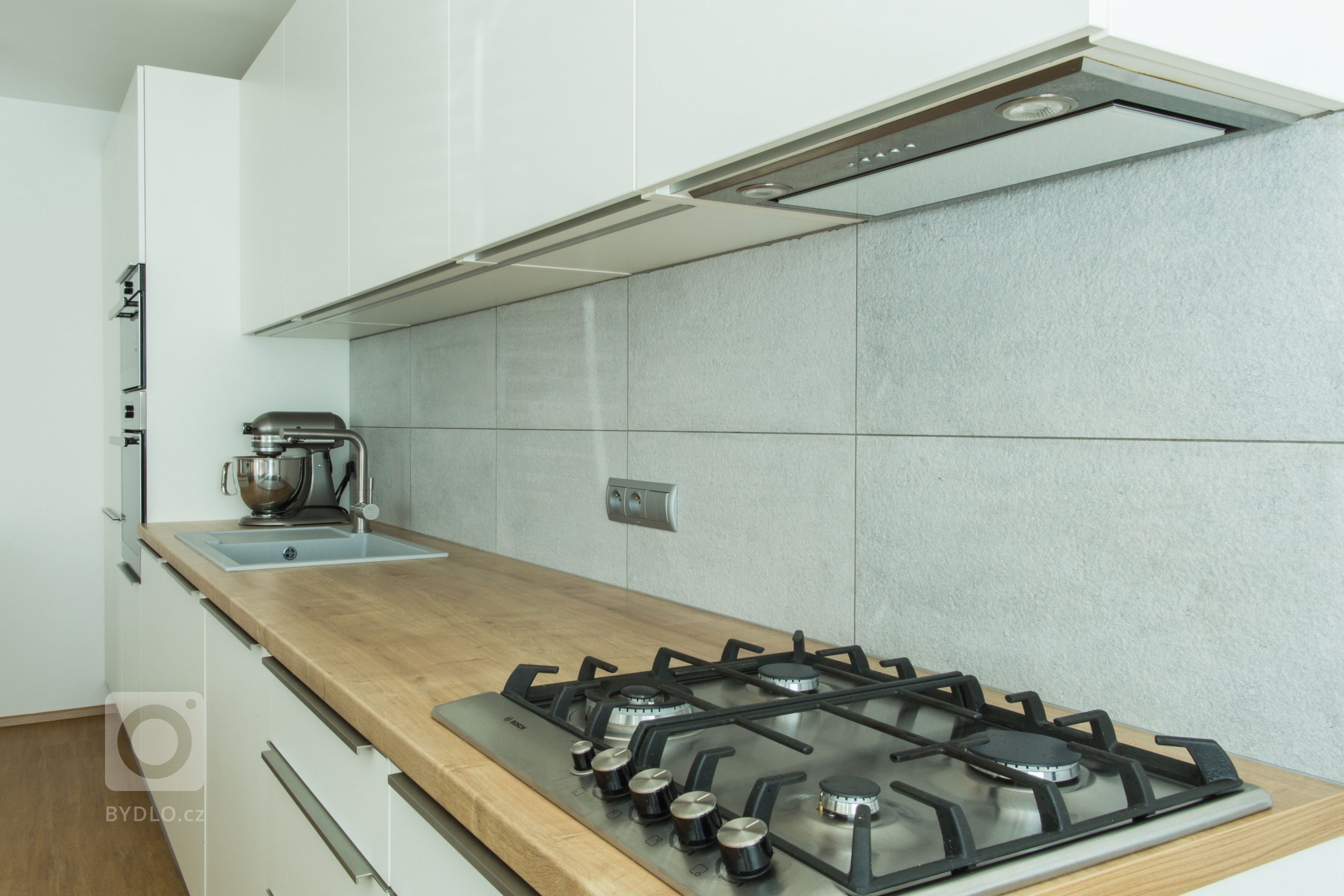 Panelákovému bytu hodně prospělo zbourání příčky mezi kuchyní a obývákem. Prostor se tak pěkně otevřel a já klientce pomohla navrhnout jak praktickou kuchyň,…