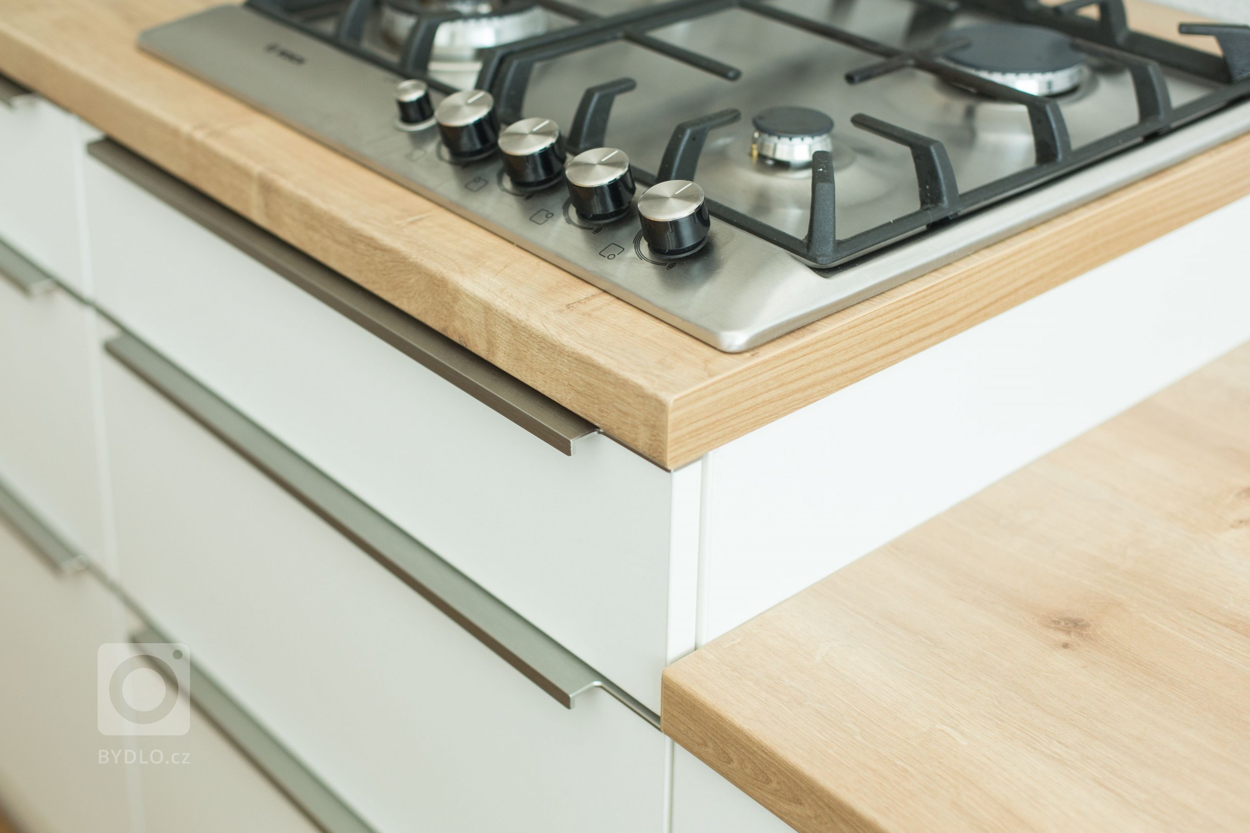 Panelákovému bytu hodně prospělo zbourání příčky mezi kuchyní a obývákem. Prostor se tak pěkně otevřel a já klientce pomohla navrhnout jak praktickou kuchyň,…