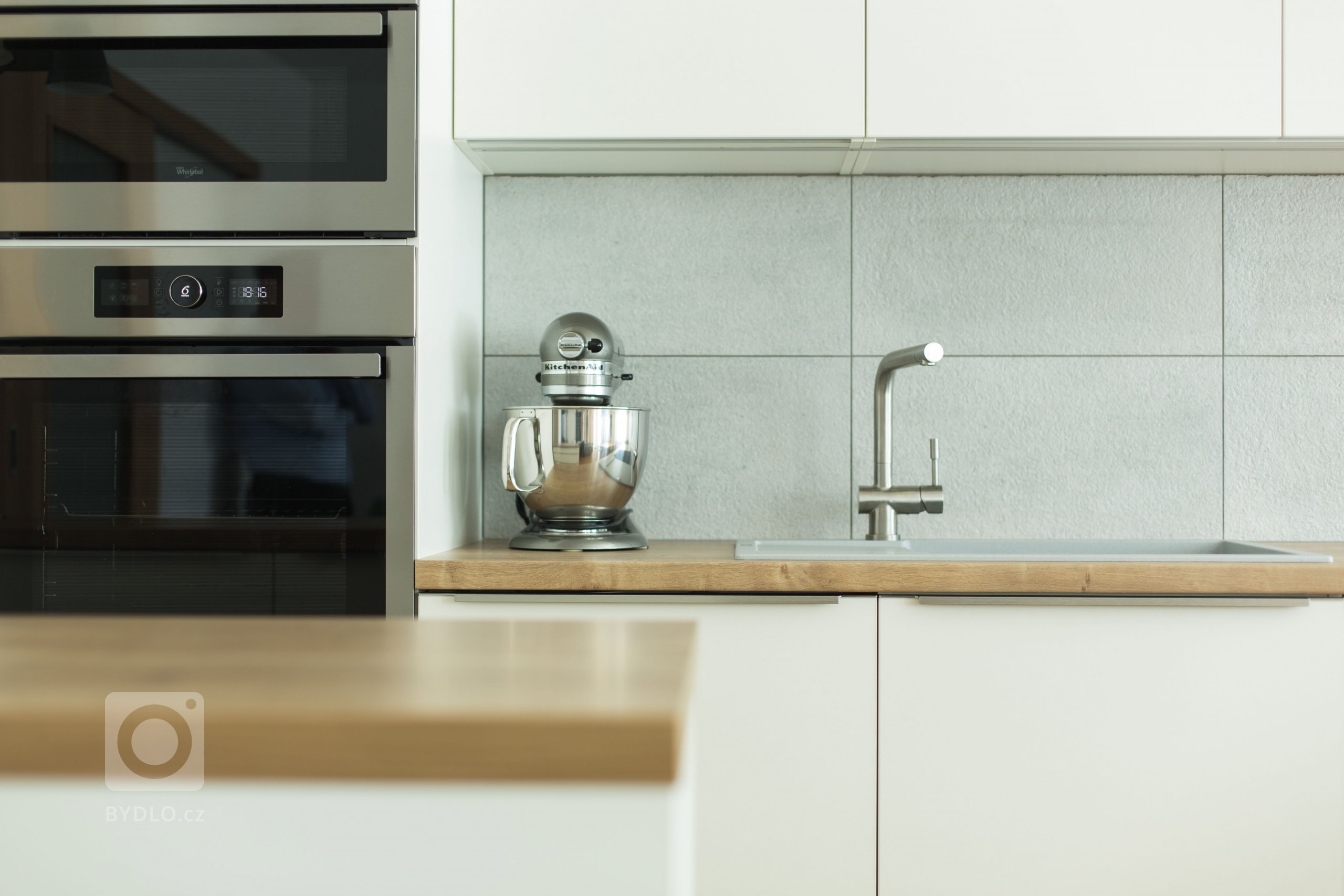 Panelákovému bytu hodně prospělo zbourání příčky mezi kuchyní a obývákem. Prostor se tak pěkně otevřel a já klientce pomohla navrhnout jak praktickou kuchyň,…