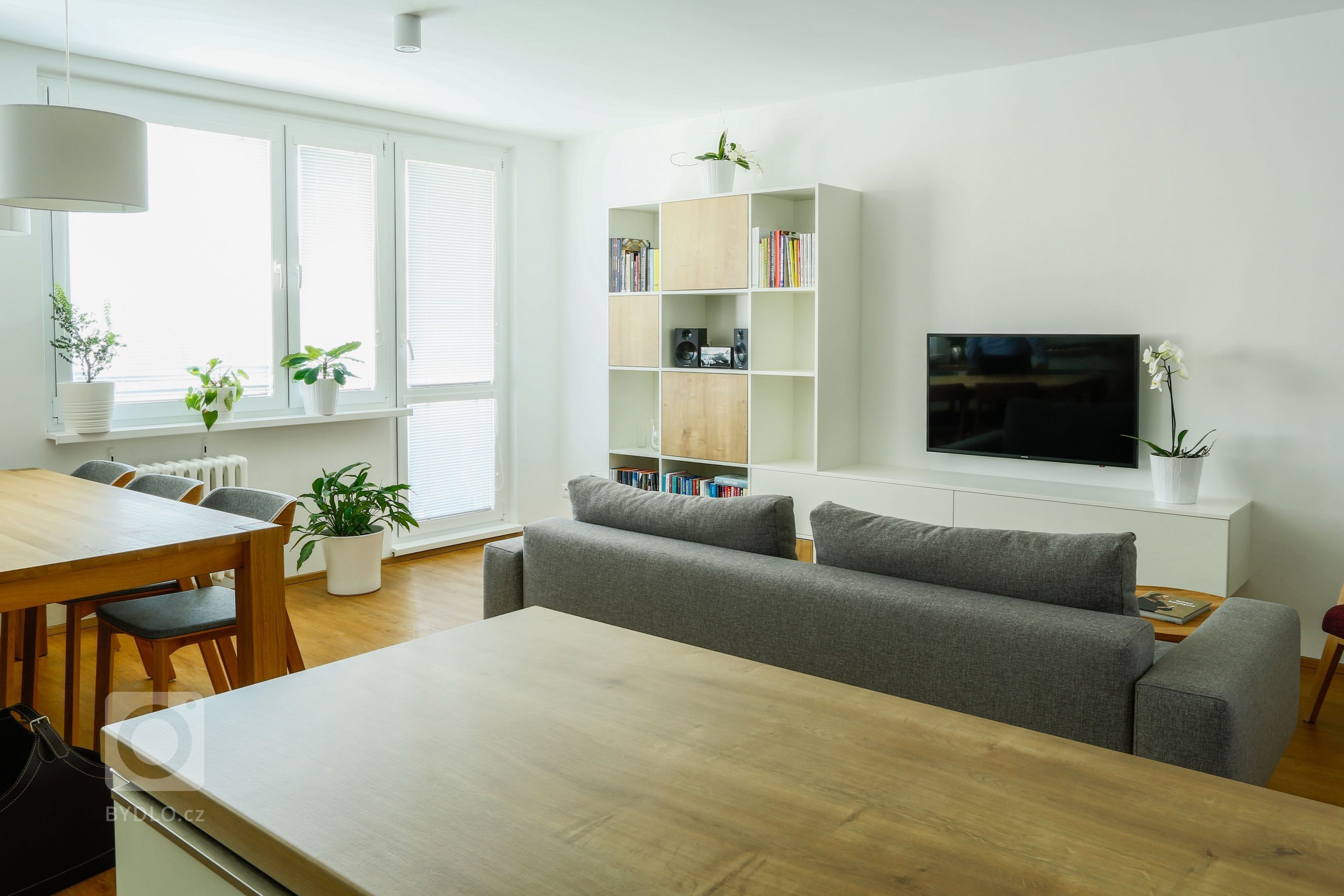 Panelákovému bytu hodně prospělo zbourání příčky mezi kuchyní a obývákem. Prostor se tak pěkně otevřel a já klientce pomohla navrhnout jak praktickou kuchyň,…