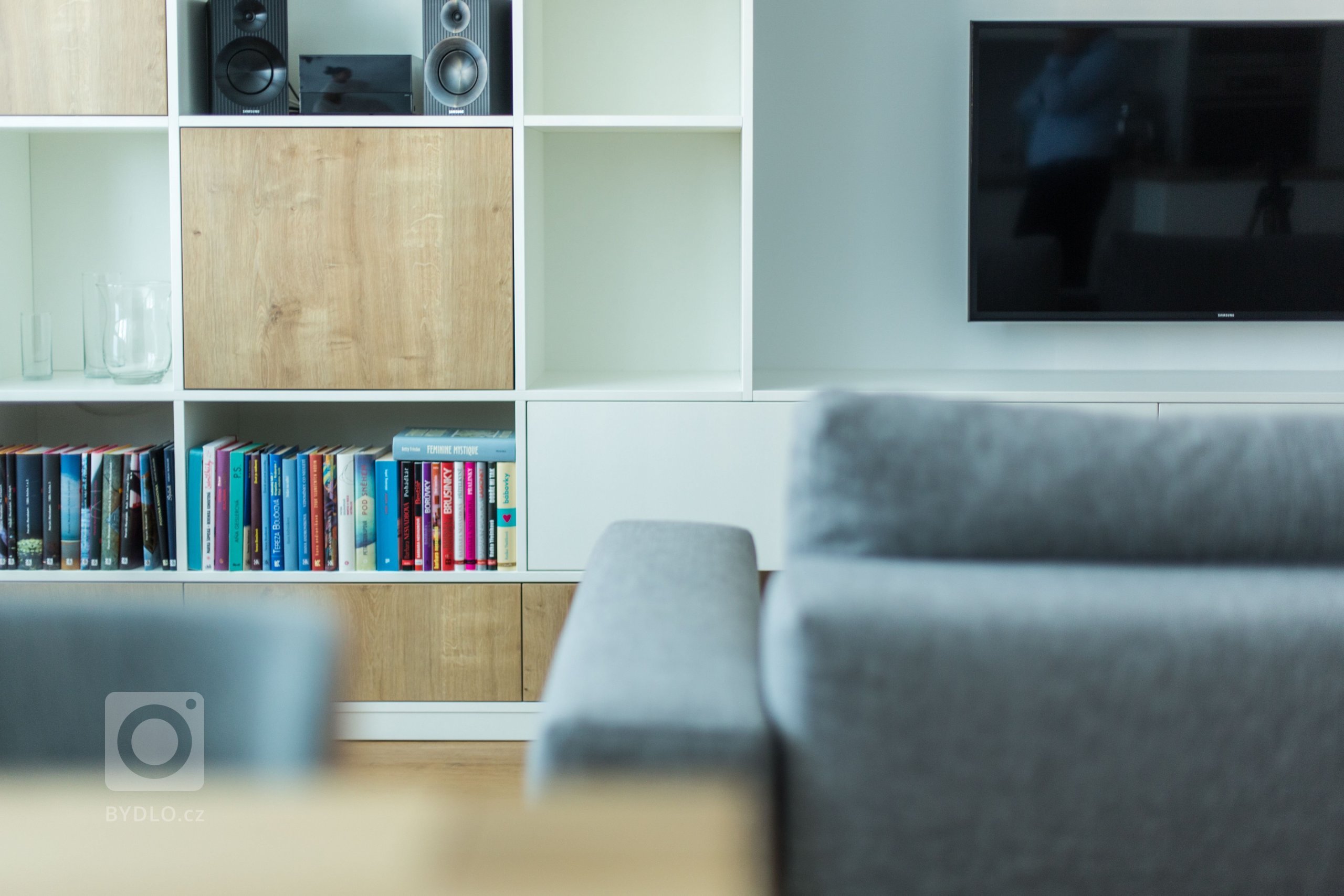 Panelákovému bytu hodně prospělo zbourání příčky mezi kuchyní a obývákem. Prostor se tak pěkně otevřel a já klientce pomohla navrhnout jak praktickou kuchyň,…