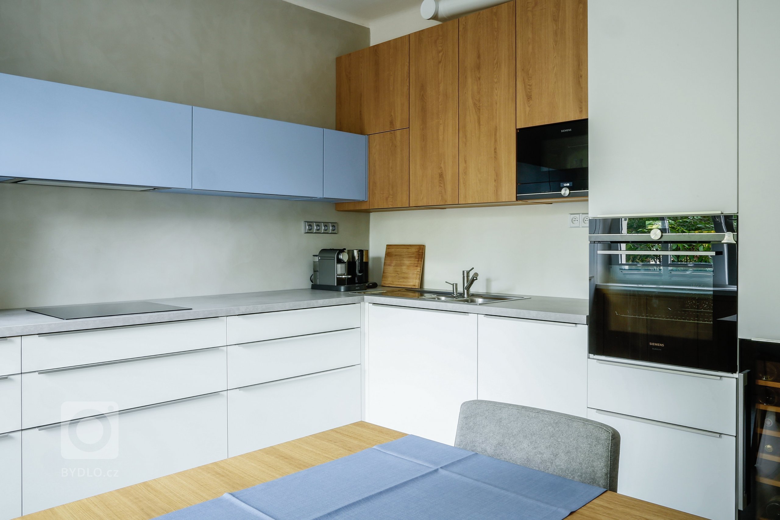 Rekonstrukci téhle kuchyně jsme vzali doslova od podlahy. Prostor celkově prokoukl i díky barvám a použitým materiálům. Opticky tomu nejvíce pomohla dominantní…