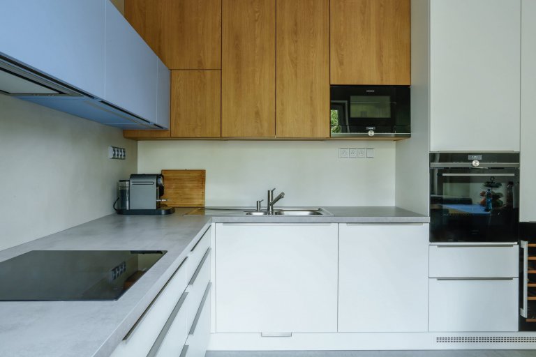 Rekonstrukci téhle kuchyně jsme vzali doslova od podlahy. Prostor celkově prokoukl i díky barvám a použitým materiálům. Opticky tomu nejvíce pomohla dominantní…